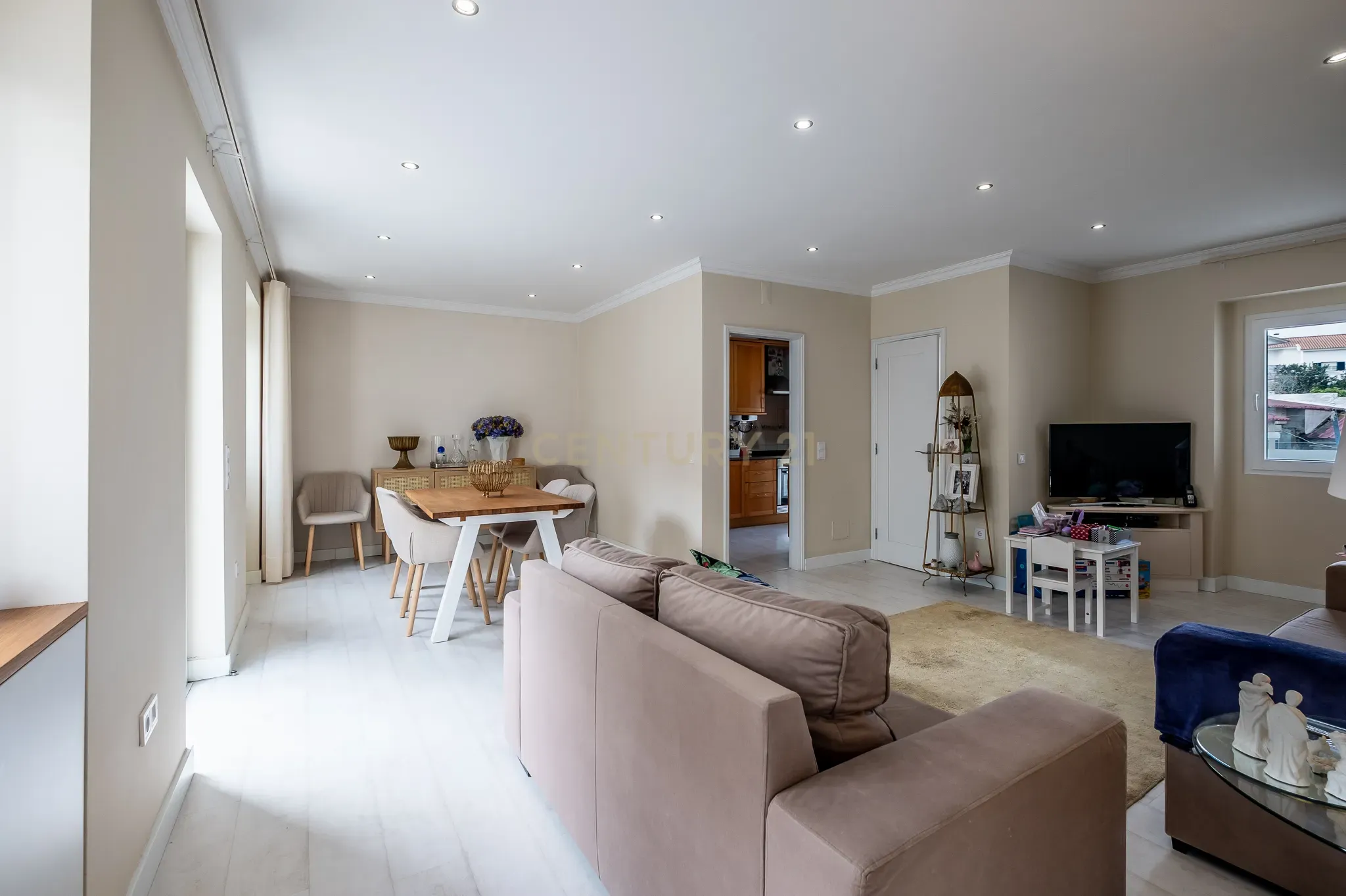 -deb4049-hdr_791e1c8f-1929-4784-8542-fa5b54f1a3db