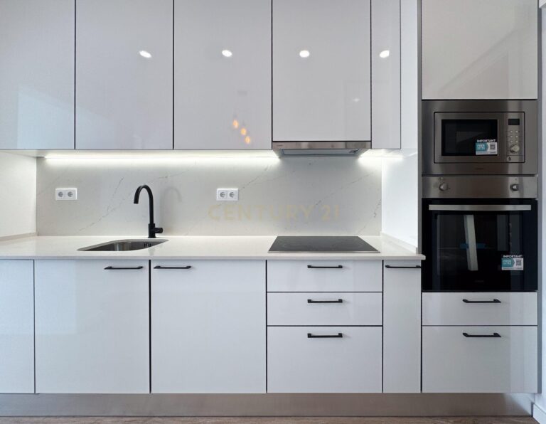 Newly Renovated T1 Apartment in Parede - image 01