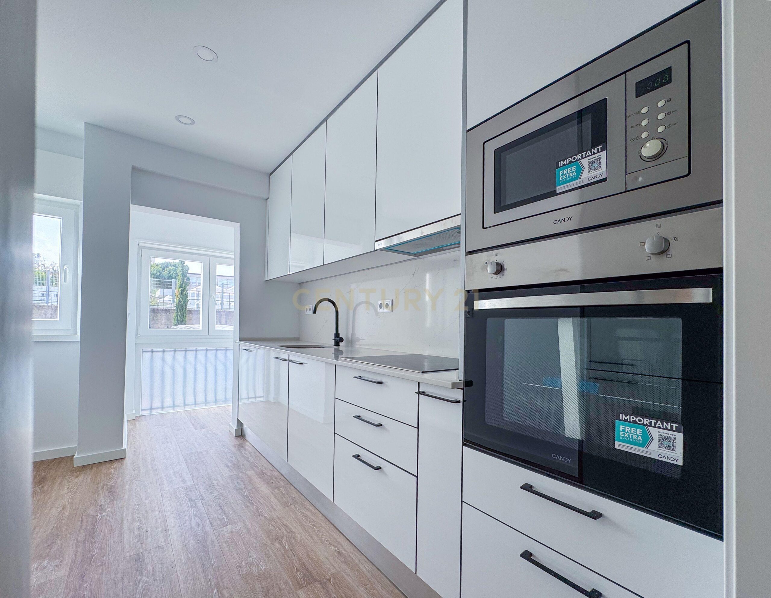 Newly Renovated T1 Apartment in Parede - image 02