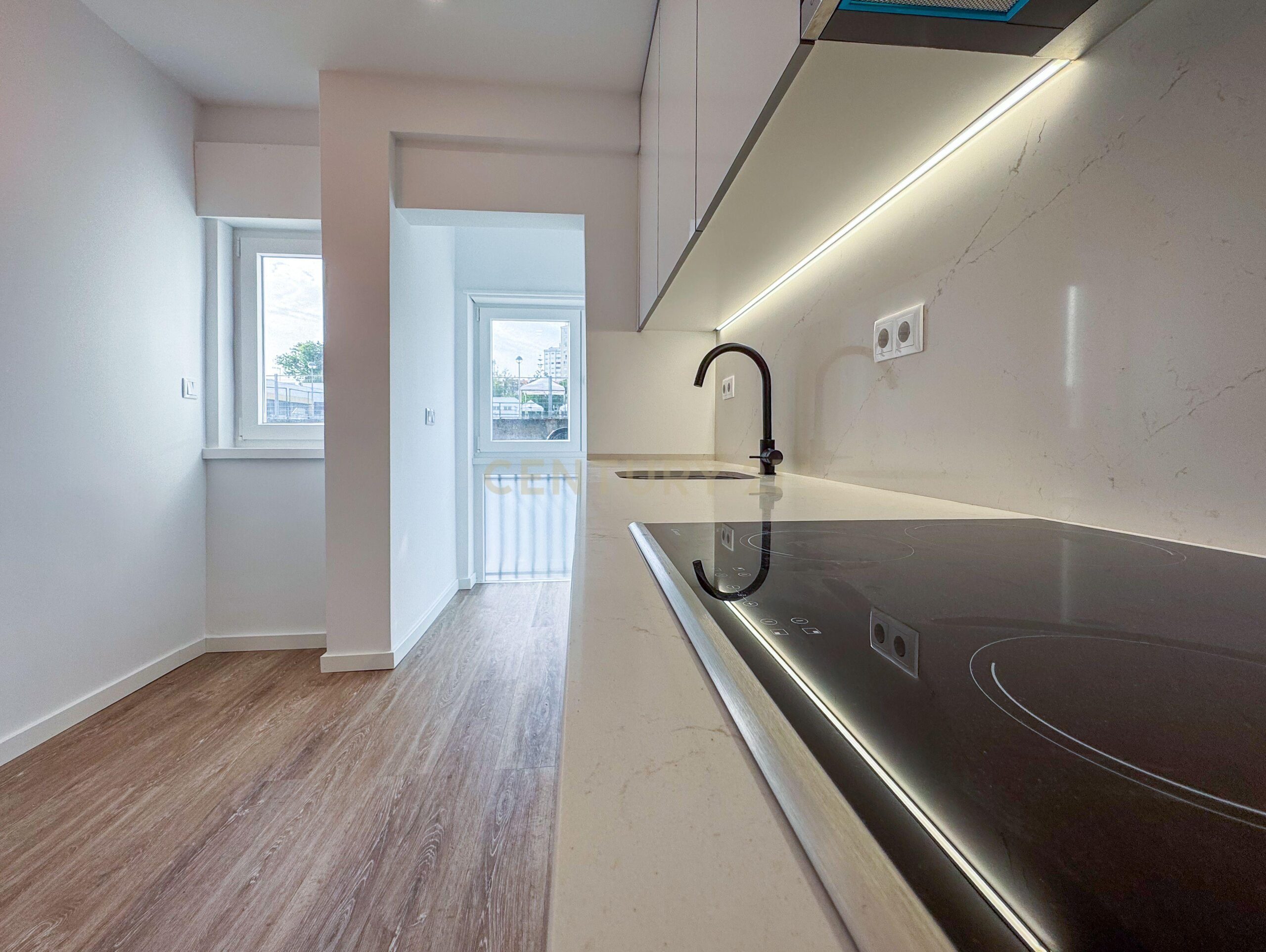 Newly Renovated T1 Apartment in Parede - image 03