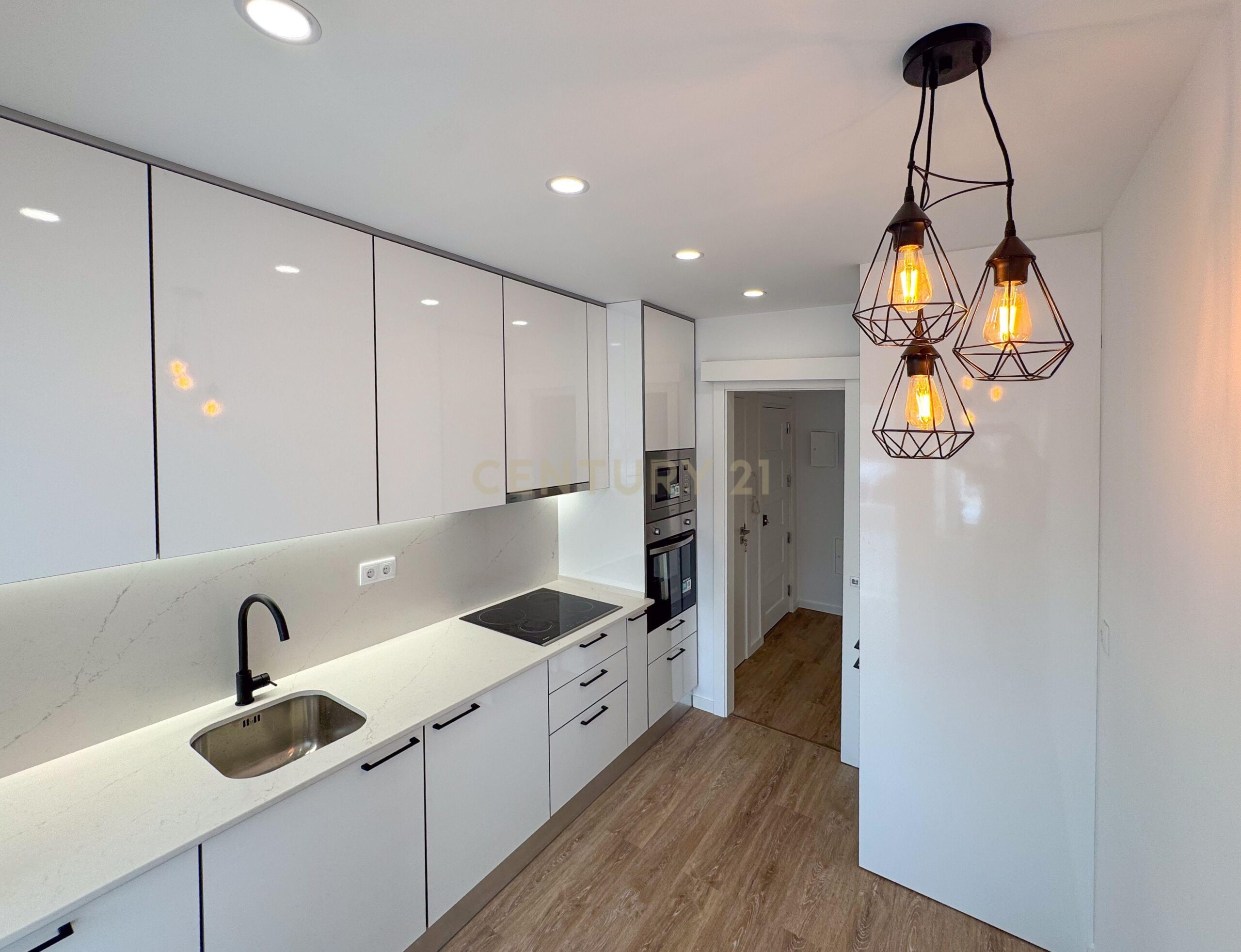 Newly Renovated T1 Apartment in Parede - image 04