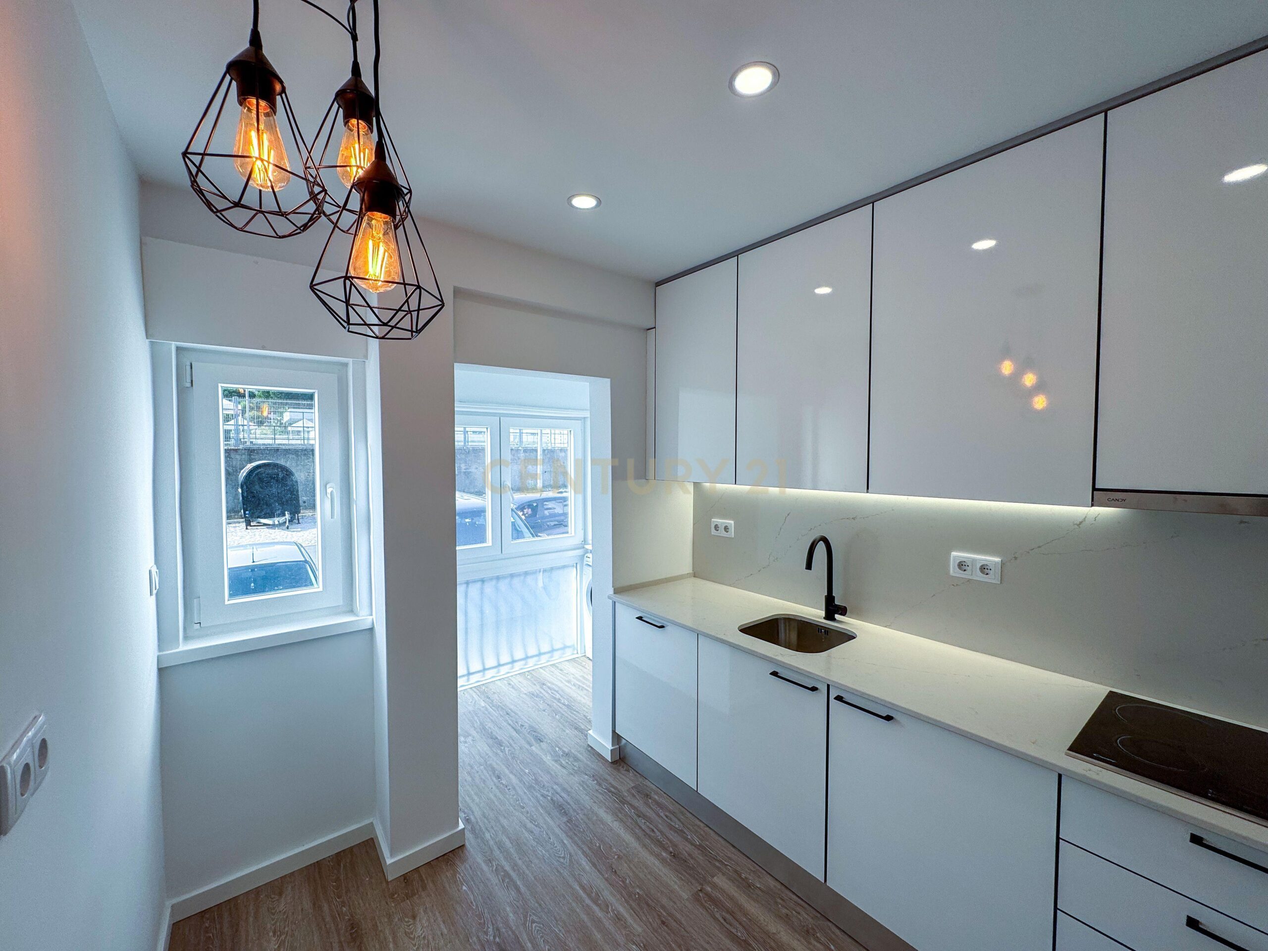 Newly Renovated T1 Apartment in Parede - image 05
