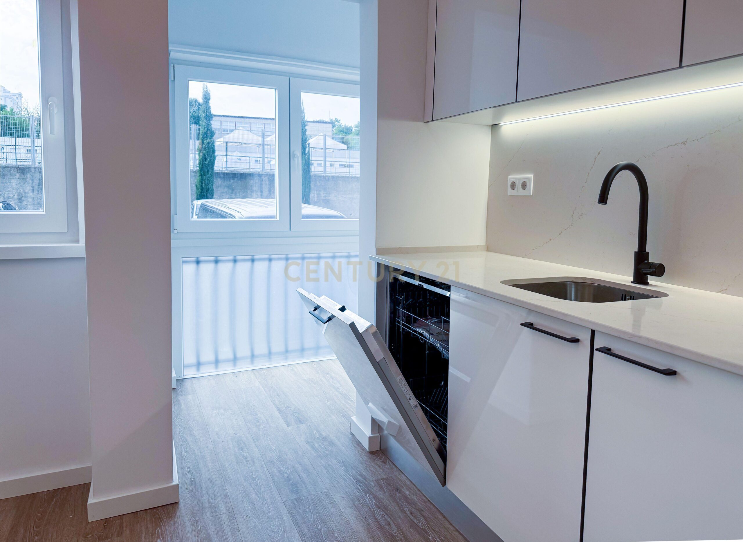Newly Renovated T1 Apartment in Parede - image 06