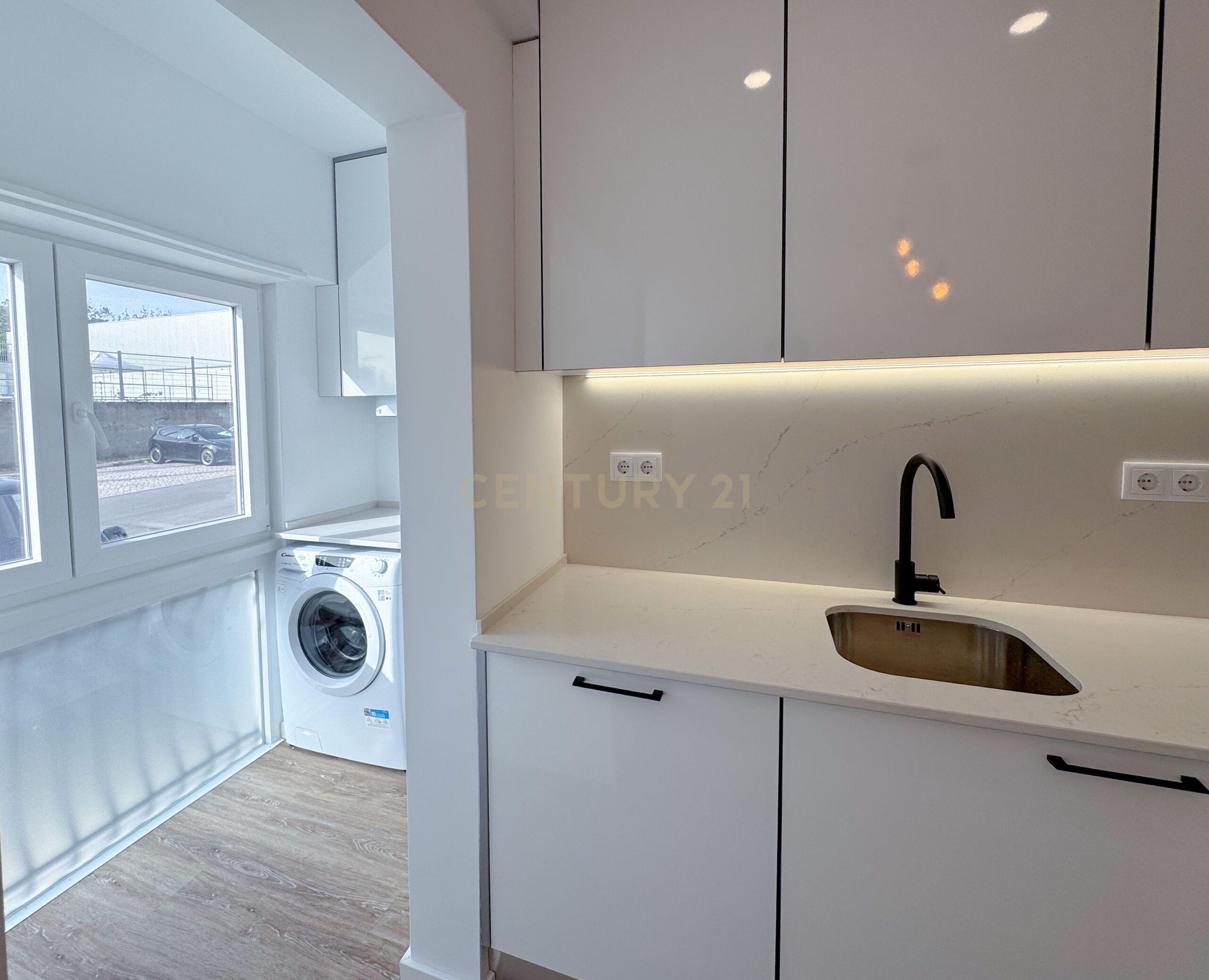 Newly Renovated T1 Apartment in Parede - image 07