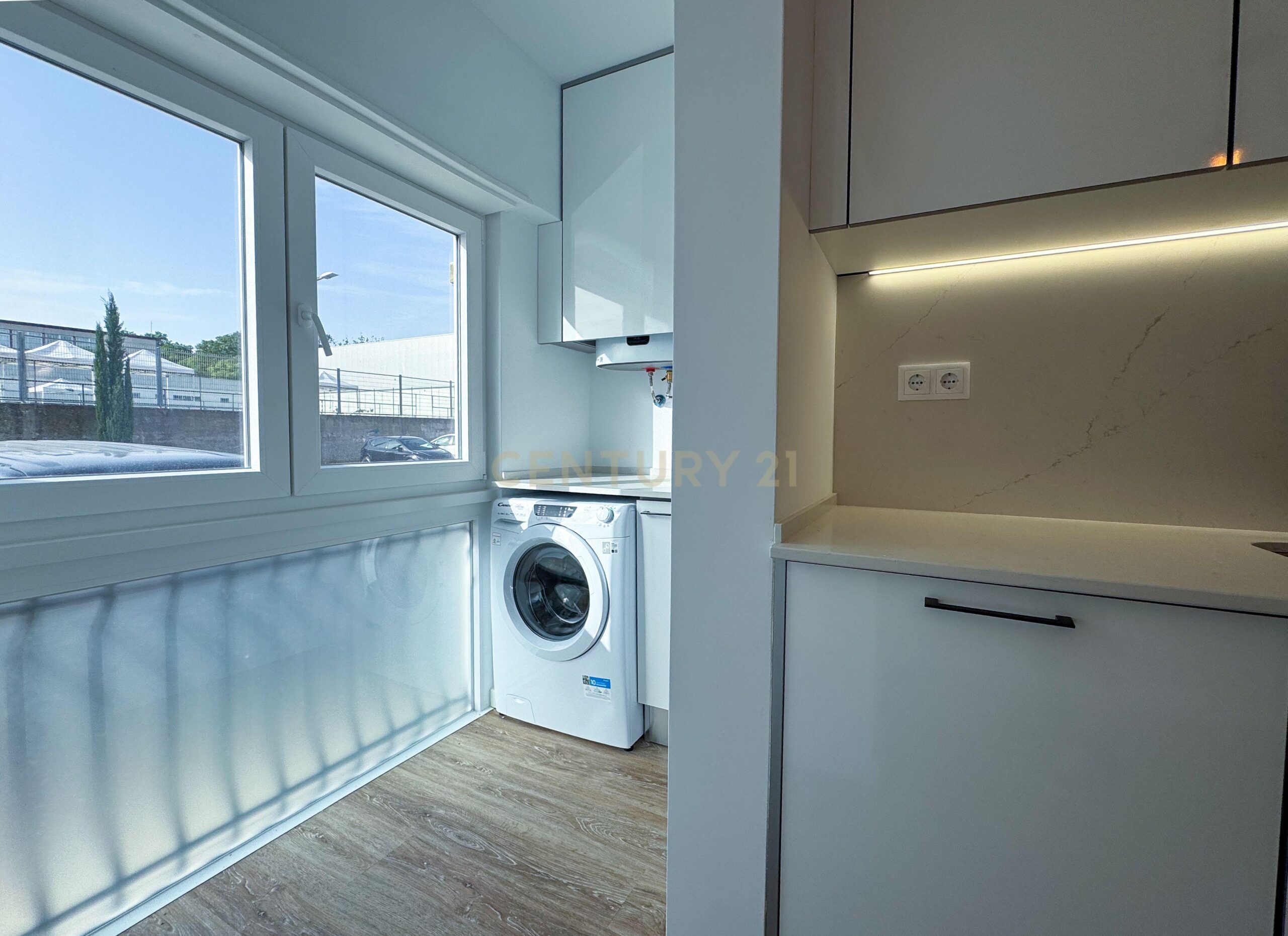 Newly Renovated T1 Apartment in Parede - image 08