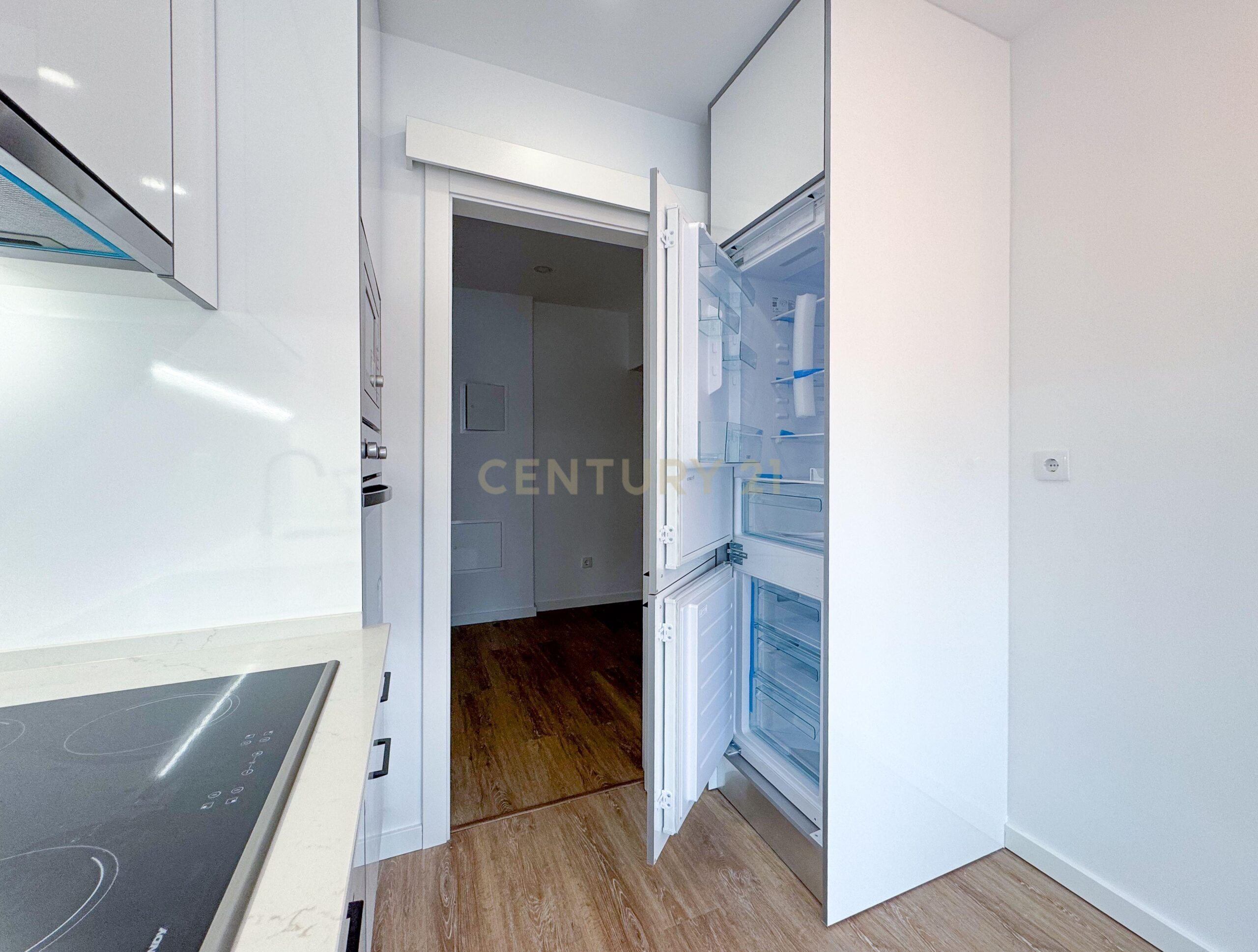 Newly Renovated T1 Apartment in Parede - image 09