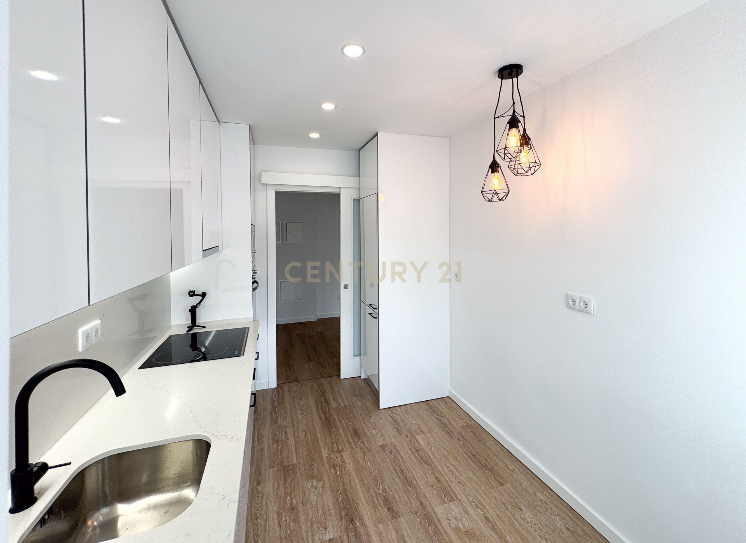 Newly Renovated T1 Apartment in Parede - image 10