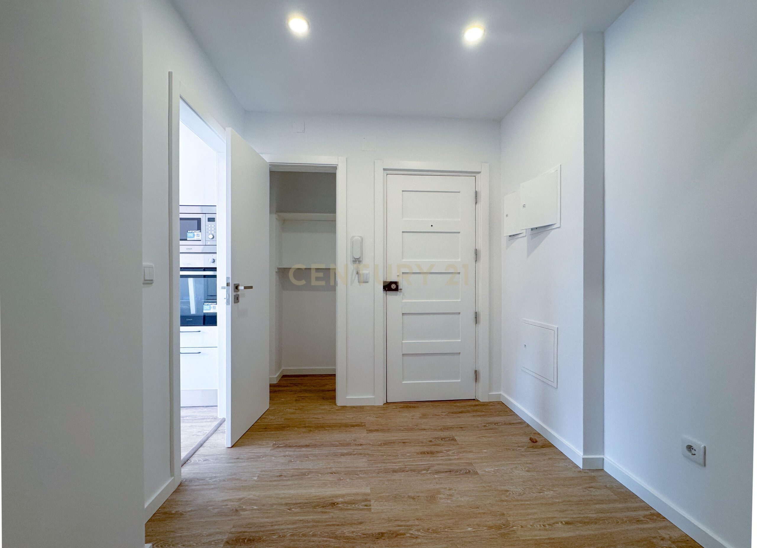 Newly Renovated T1 Apartment in Parede - image 11
