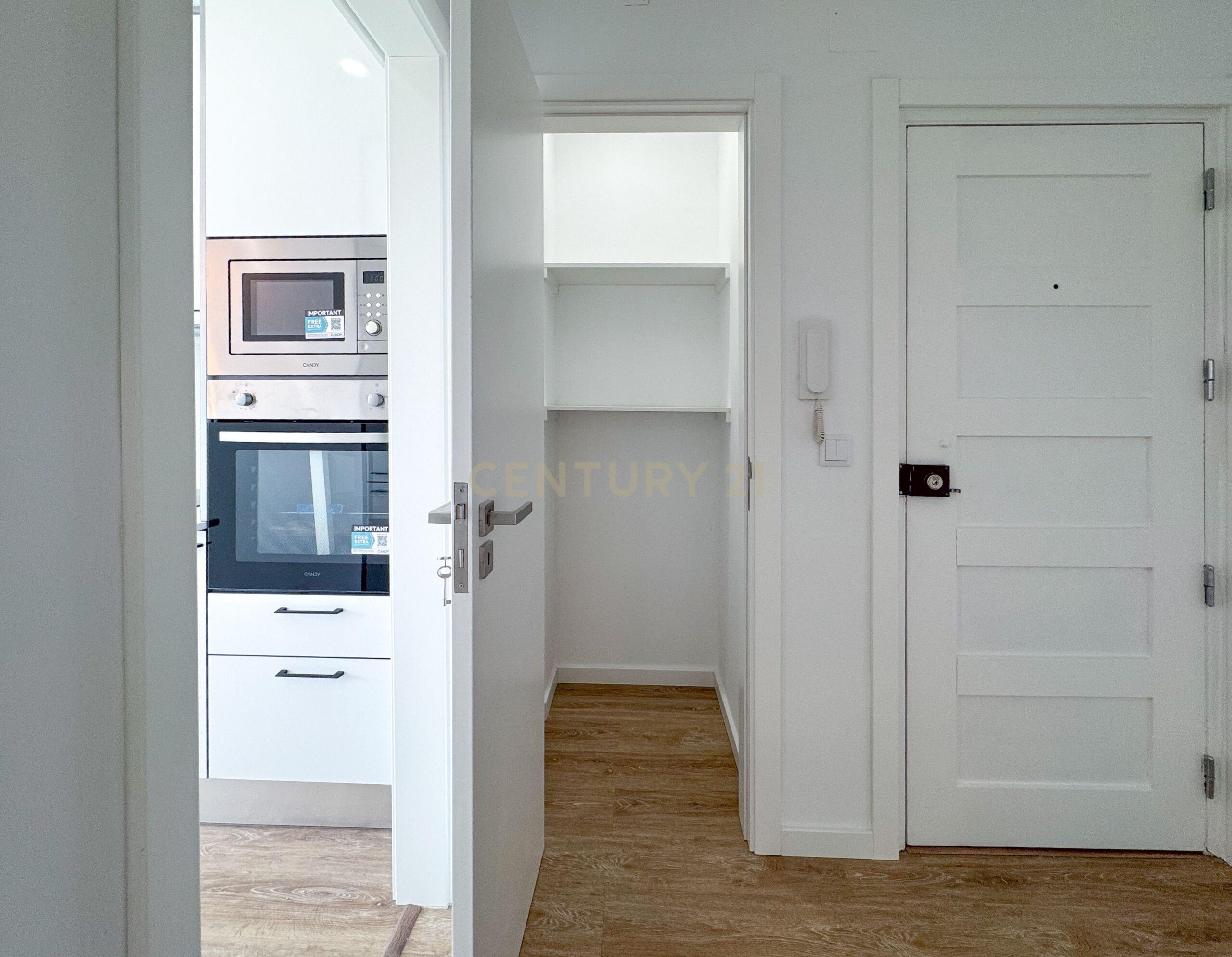 Newly Renovated T1 Apartment in Parede - image 12