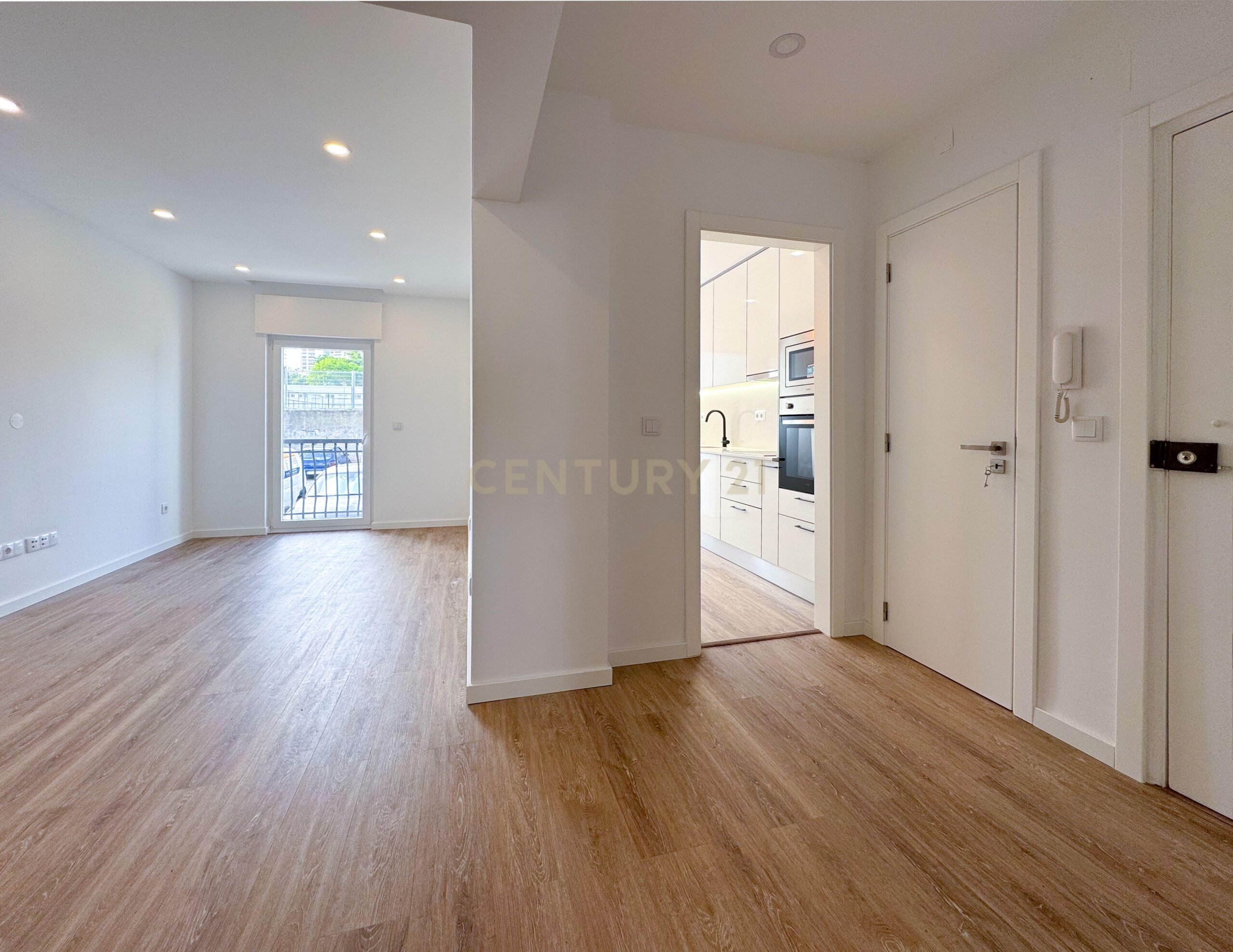 Newly Renovated T1 Apartment in Parede - image 13
