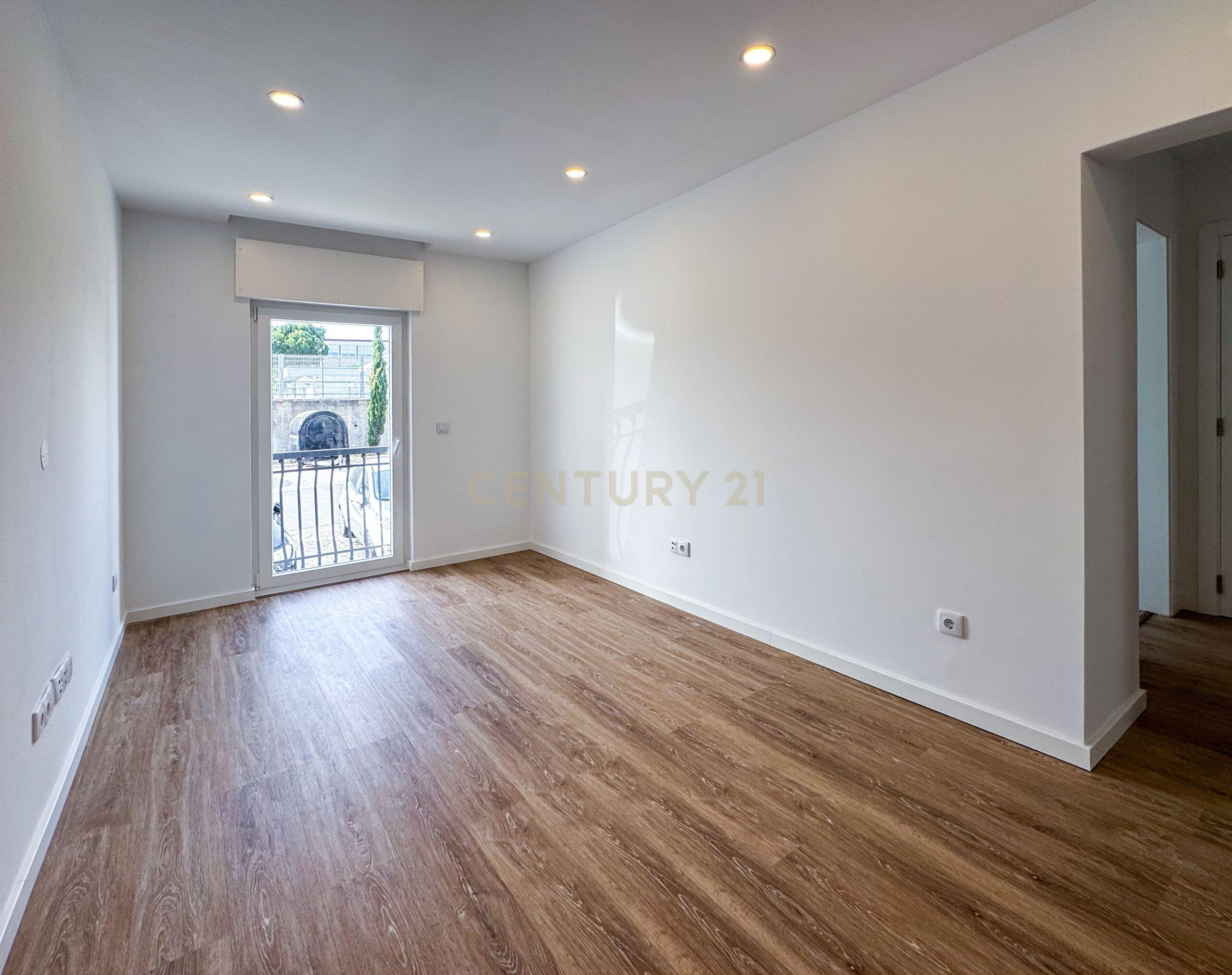 Newly Renovated T1 Apartment in Parede - image 14