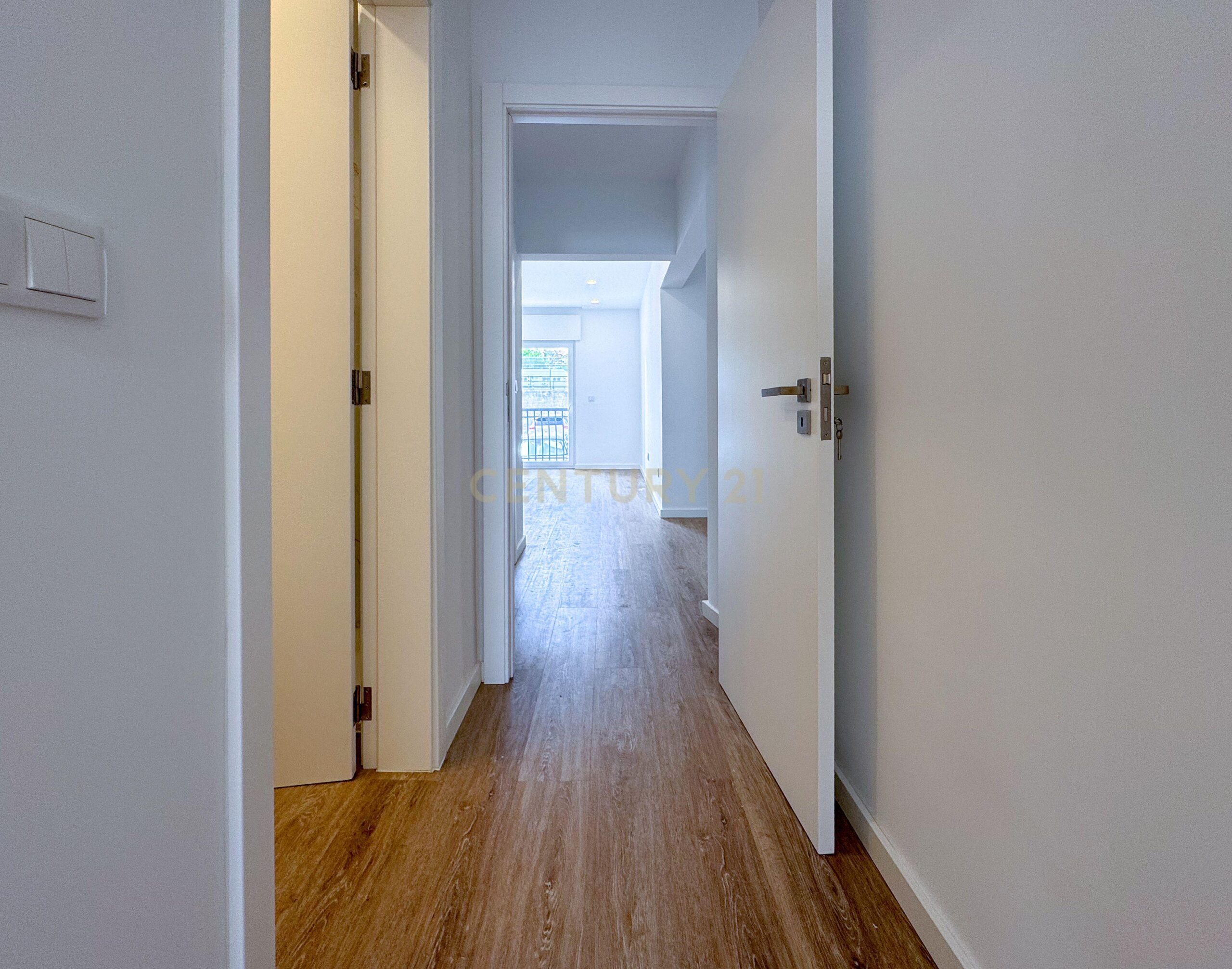 Newly Renovated T1 Apartment in Parede - image 15
