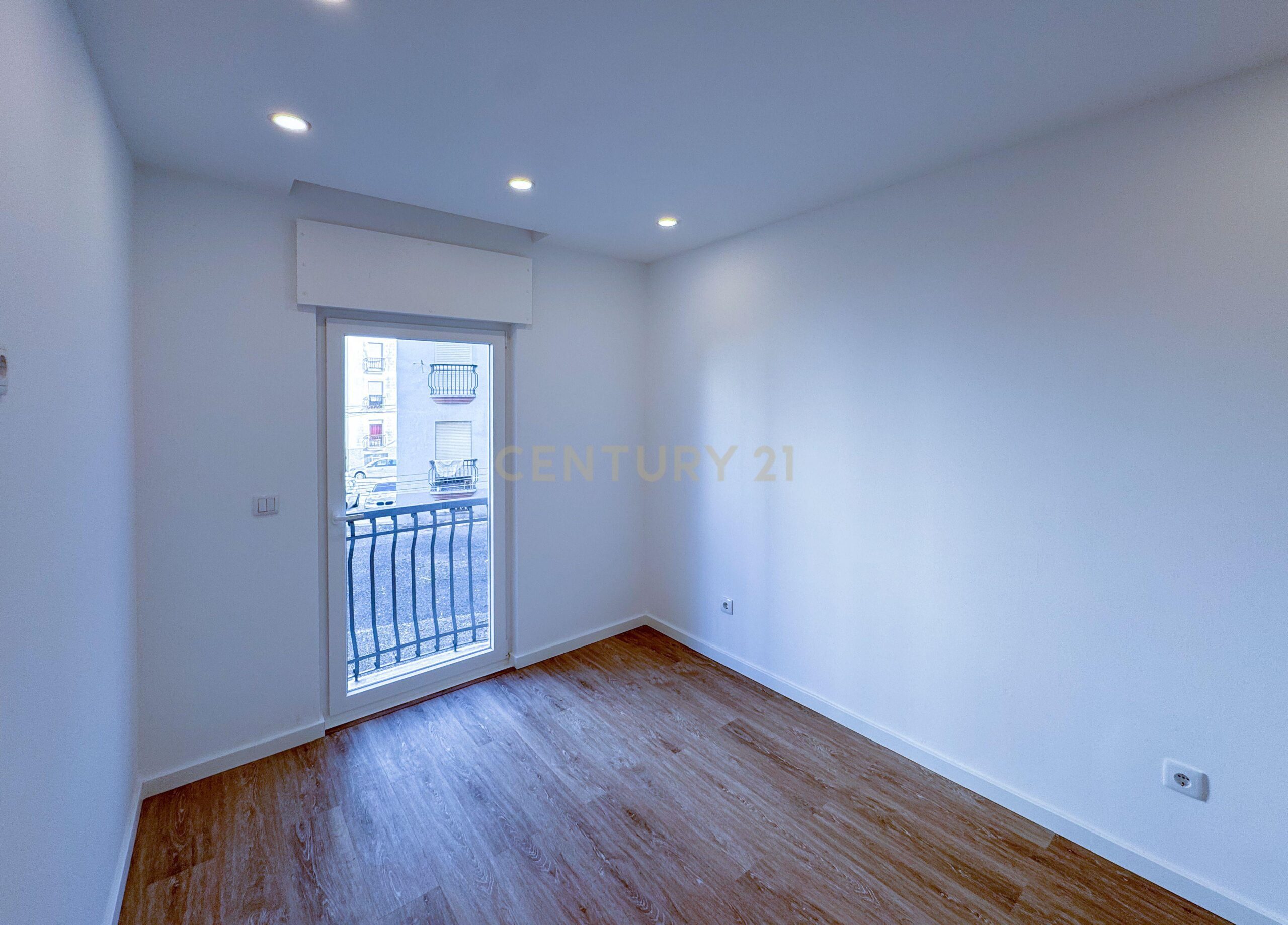 Newly Renovated T1 Apartment in Parede - image 16