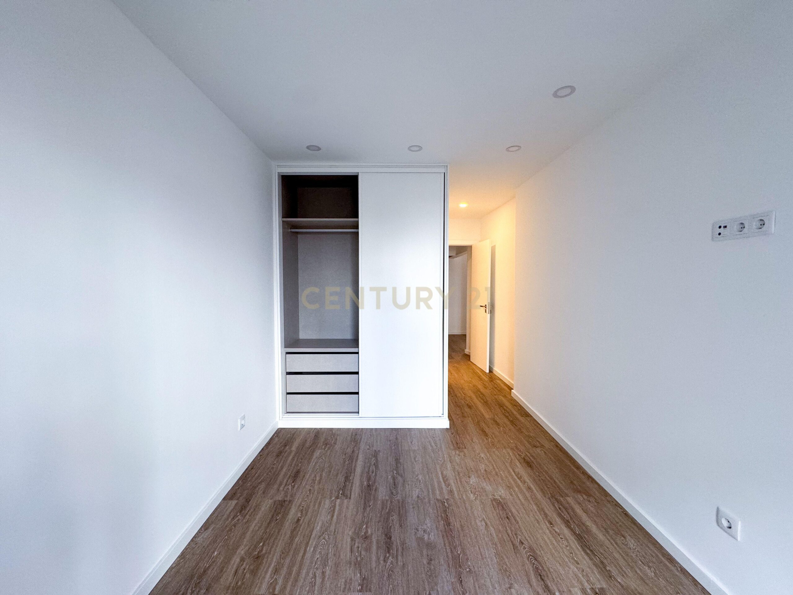 Newly Renovated T1 Apartment in Parede - image 17