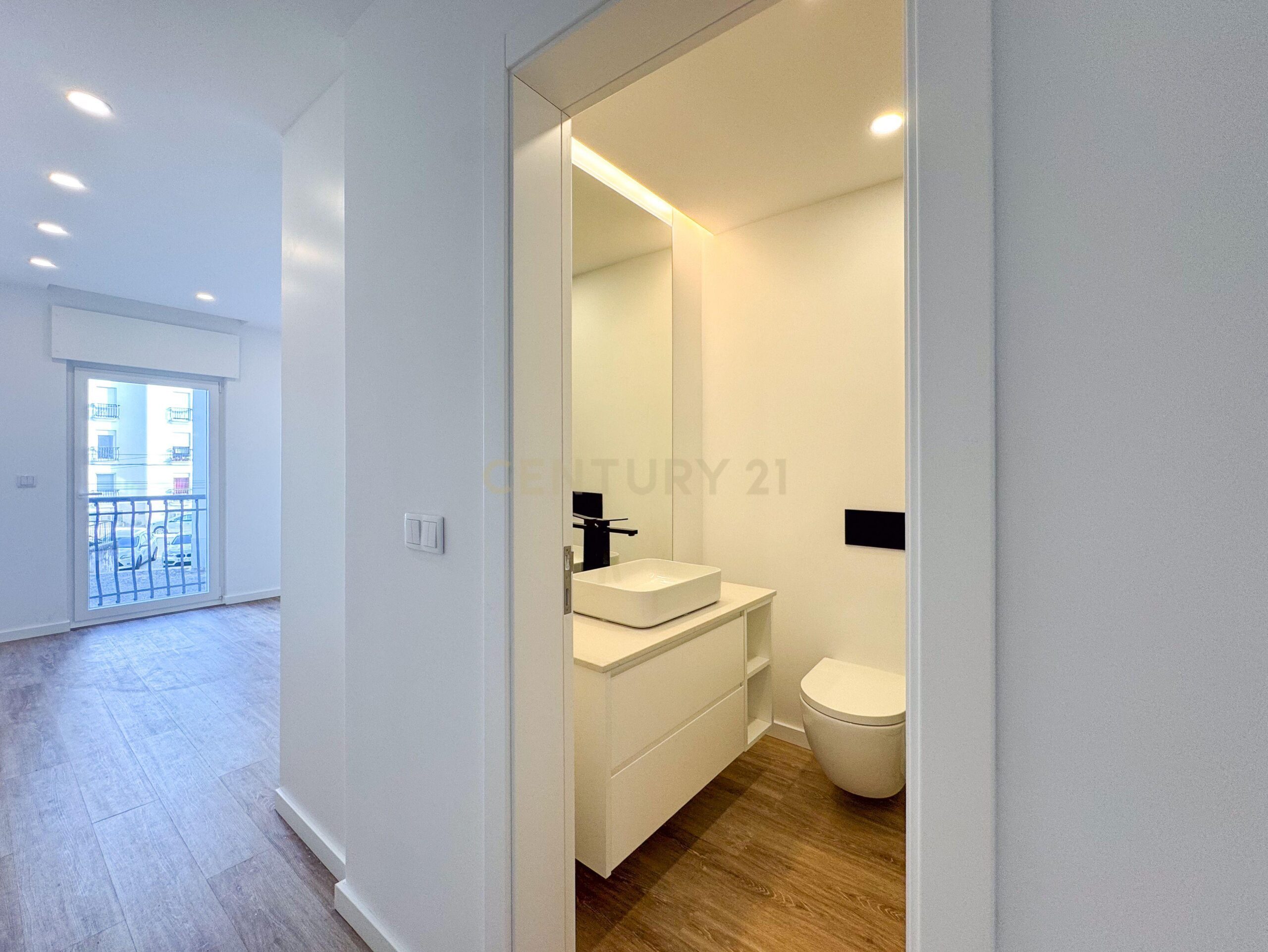 Newly Renovated T1 Apartment in Parede - image 18