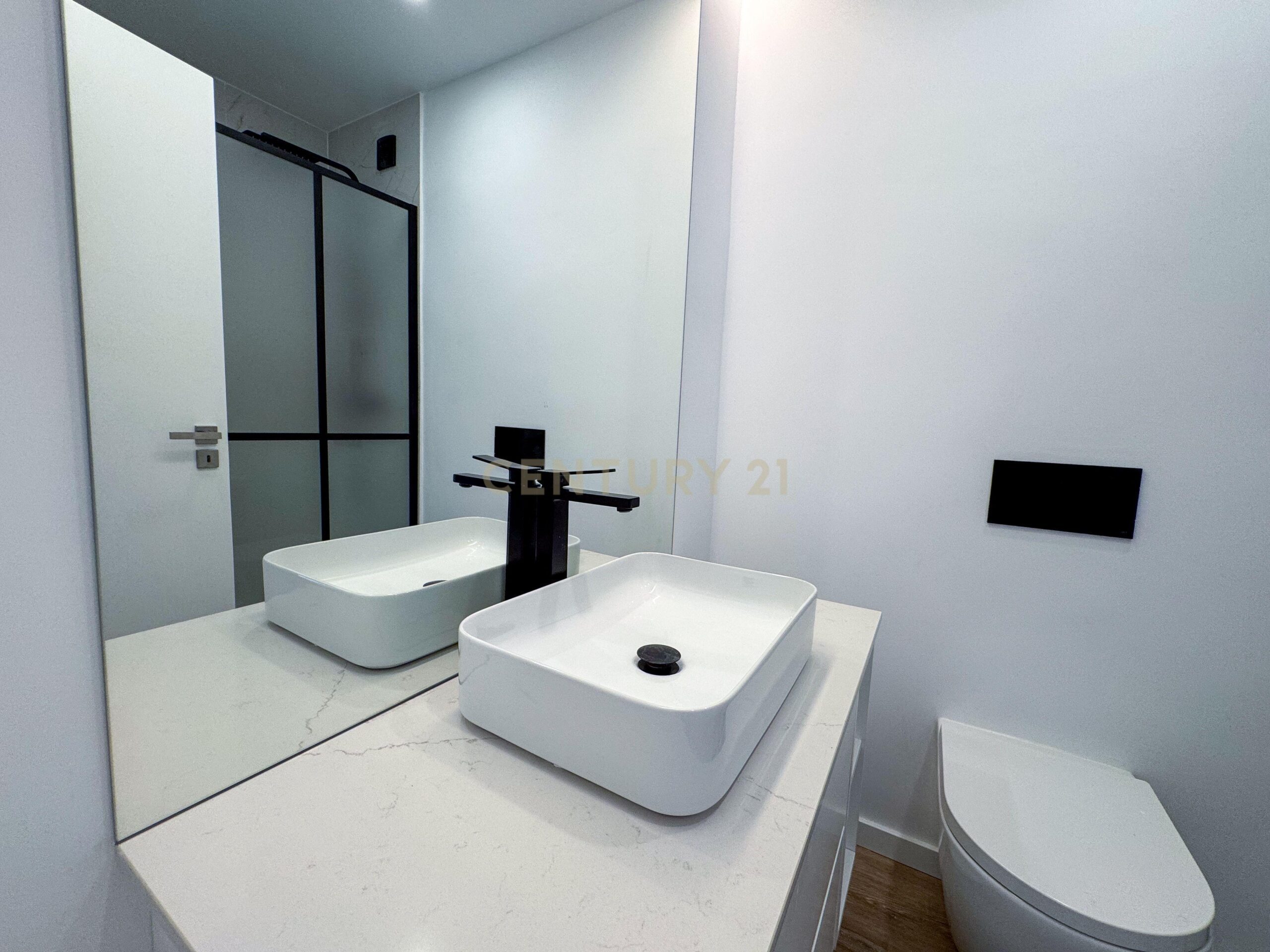 Newly Renovated T1 Apartment in Parede - image 19