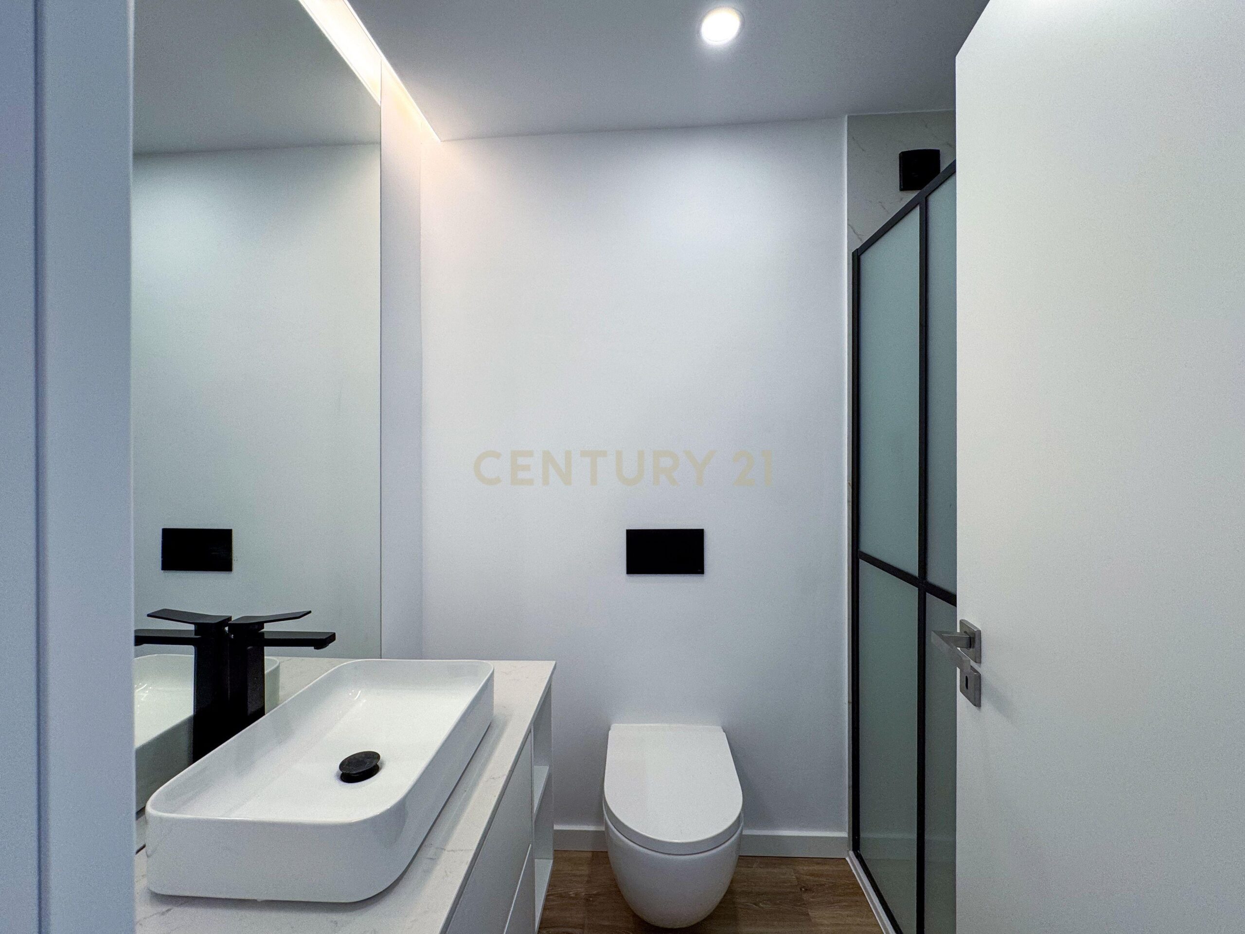 Newly Renovated T1 Apartment in Parede - image 20