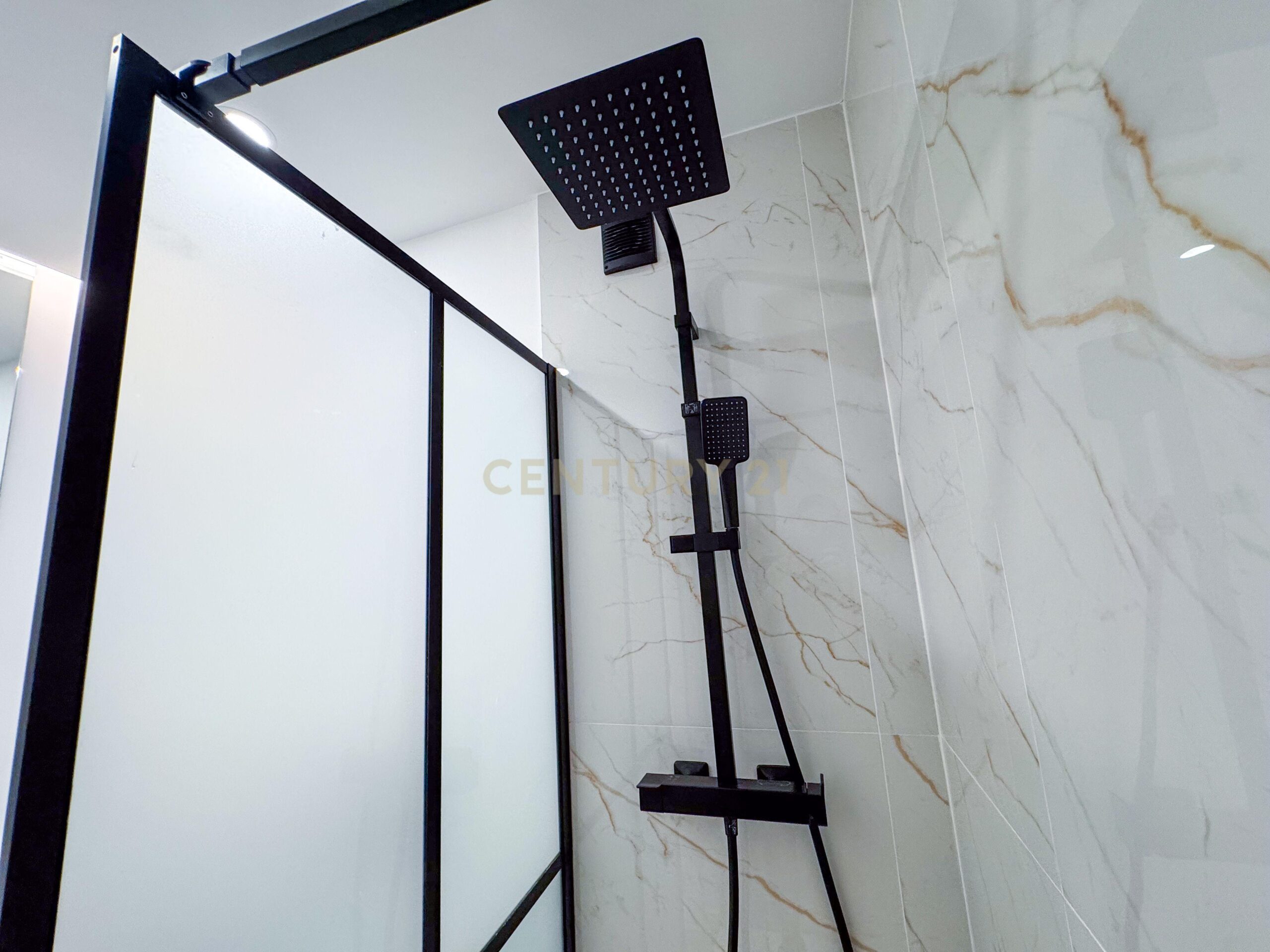 Newly Renovated T1 Apartment in Parede - image 21