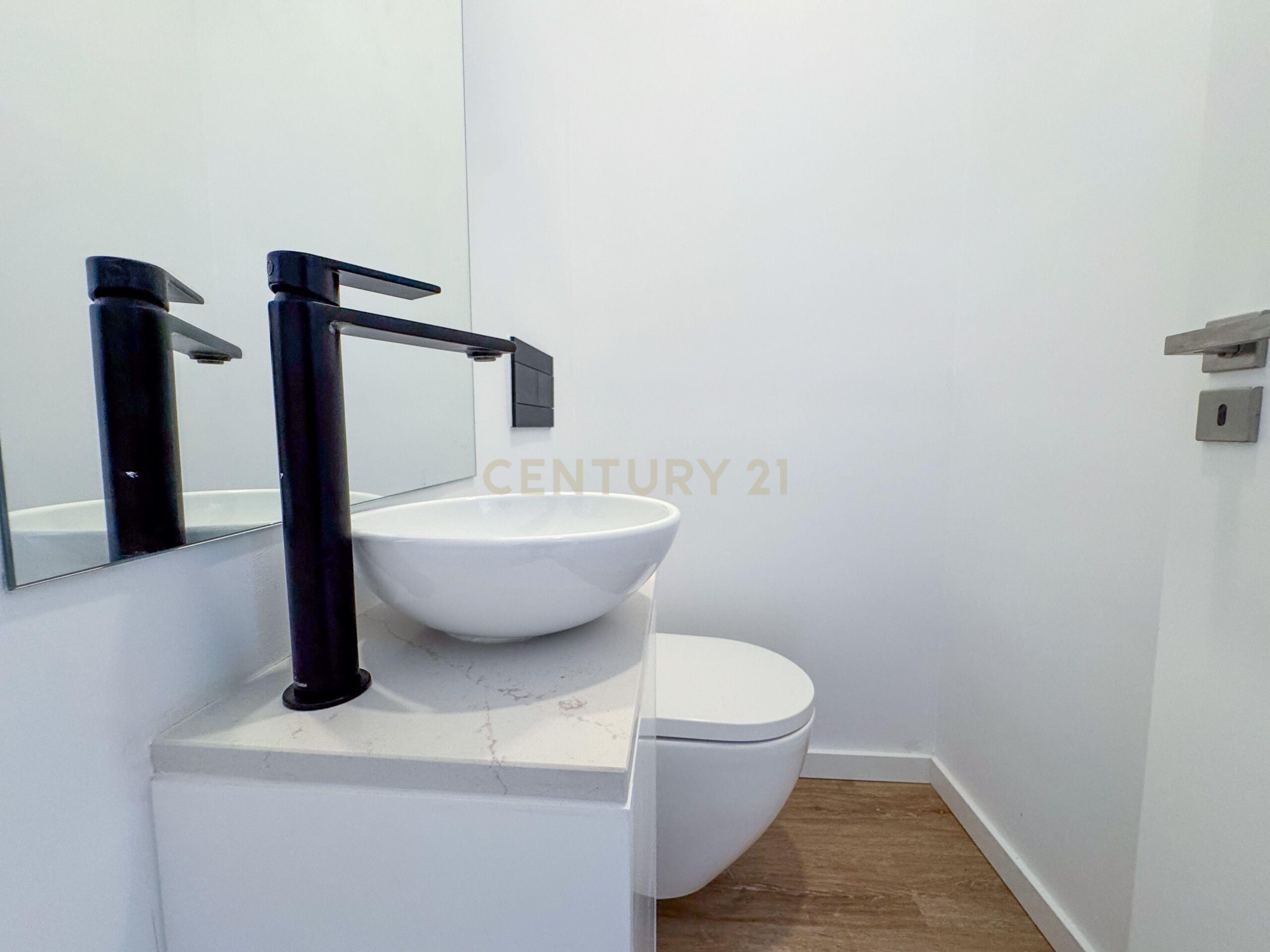 Newly Renovated T1 Apartment in Parede - image 22