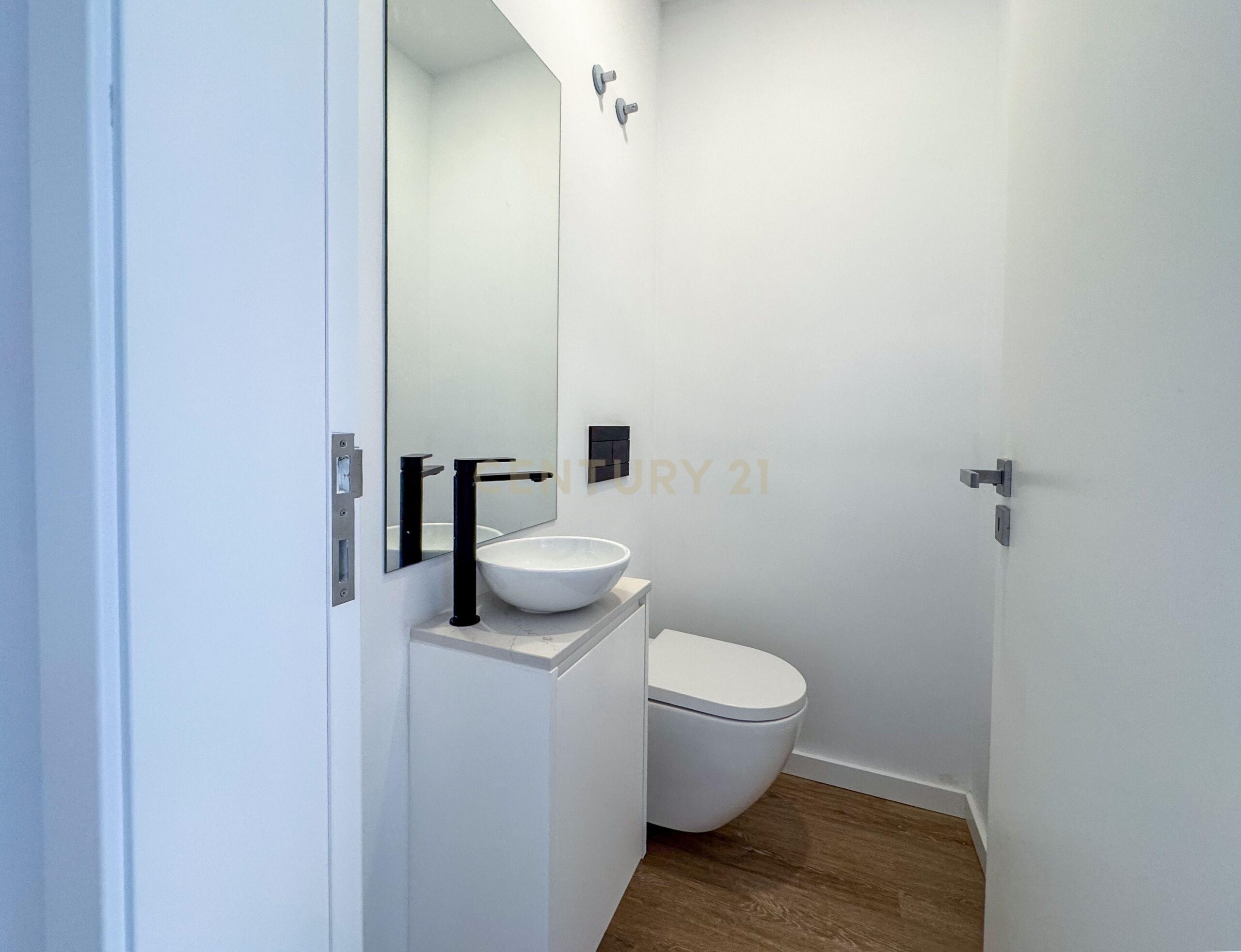 Newly Renovated T1 Apartment in Parede - image 23