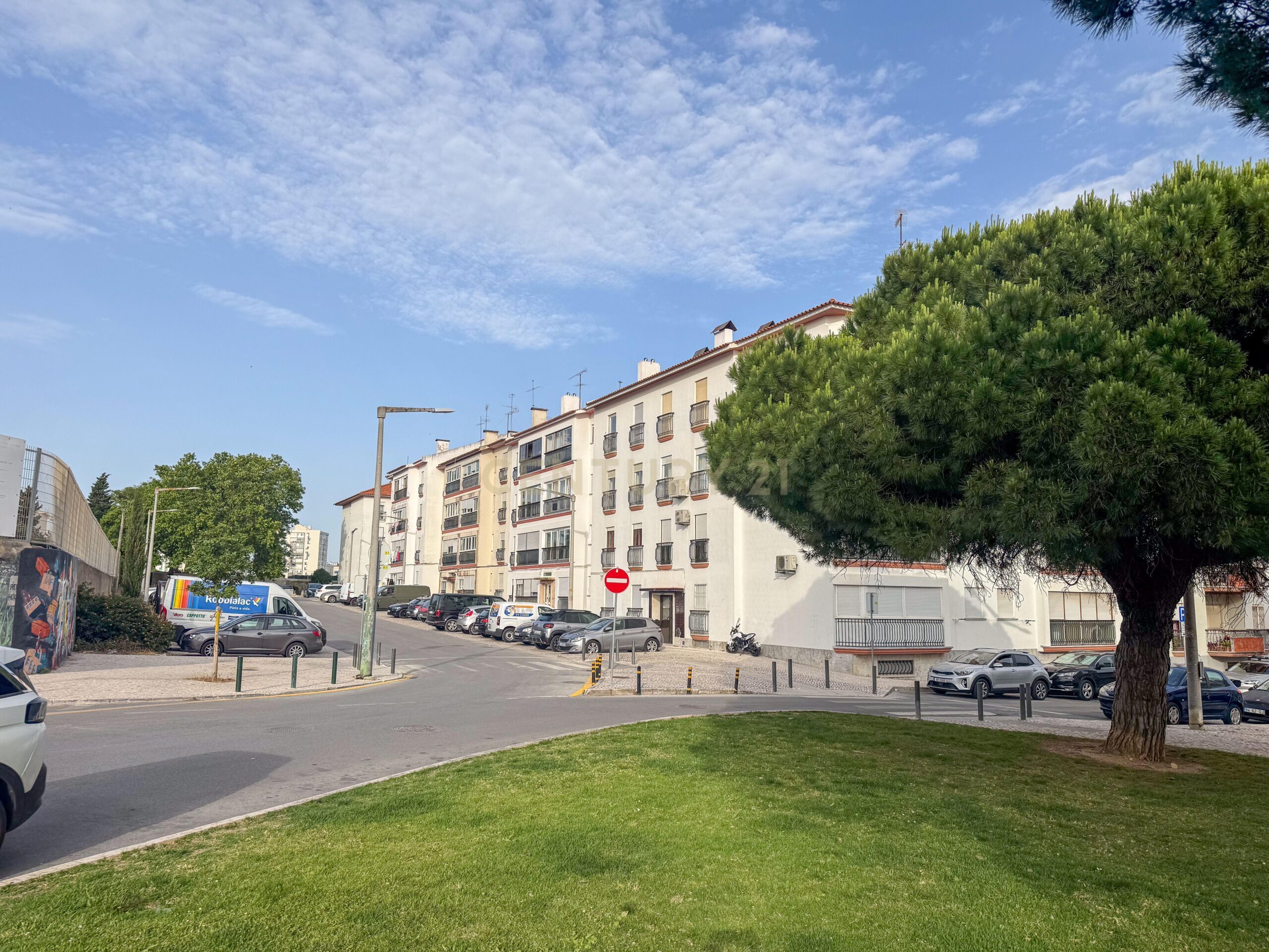 Newly Renovated T1 Apartment in Parede - image 24