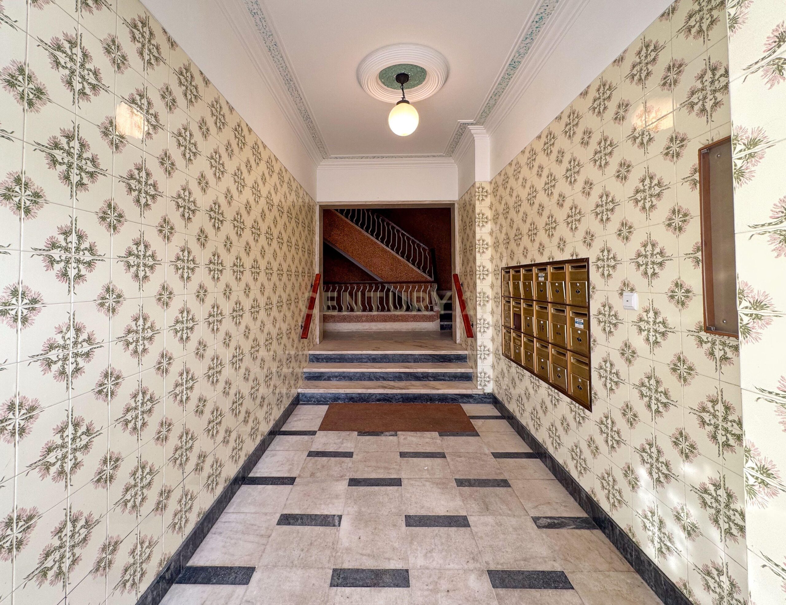 Newly Renovated T1 Apartment in Parede - image 25