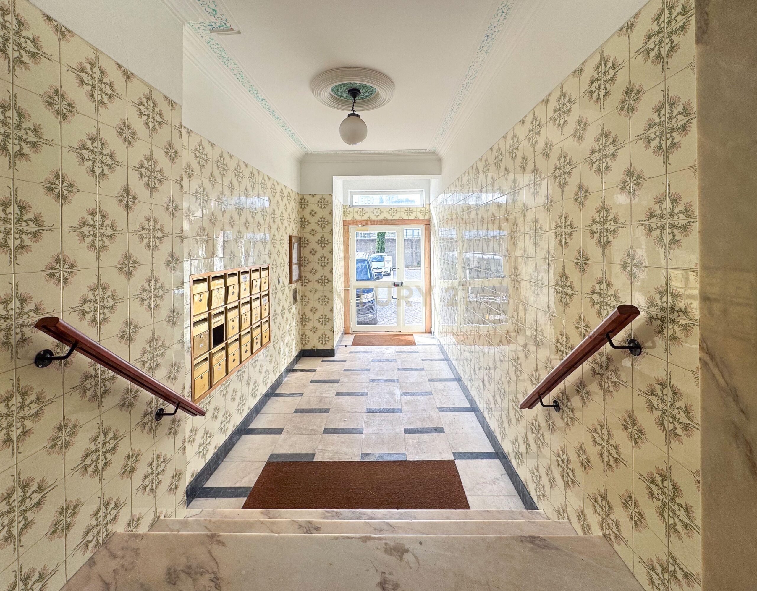 Newly Renovated T1 Apartment in Parede - image 26