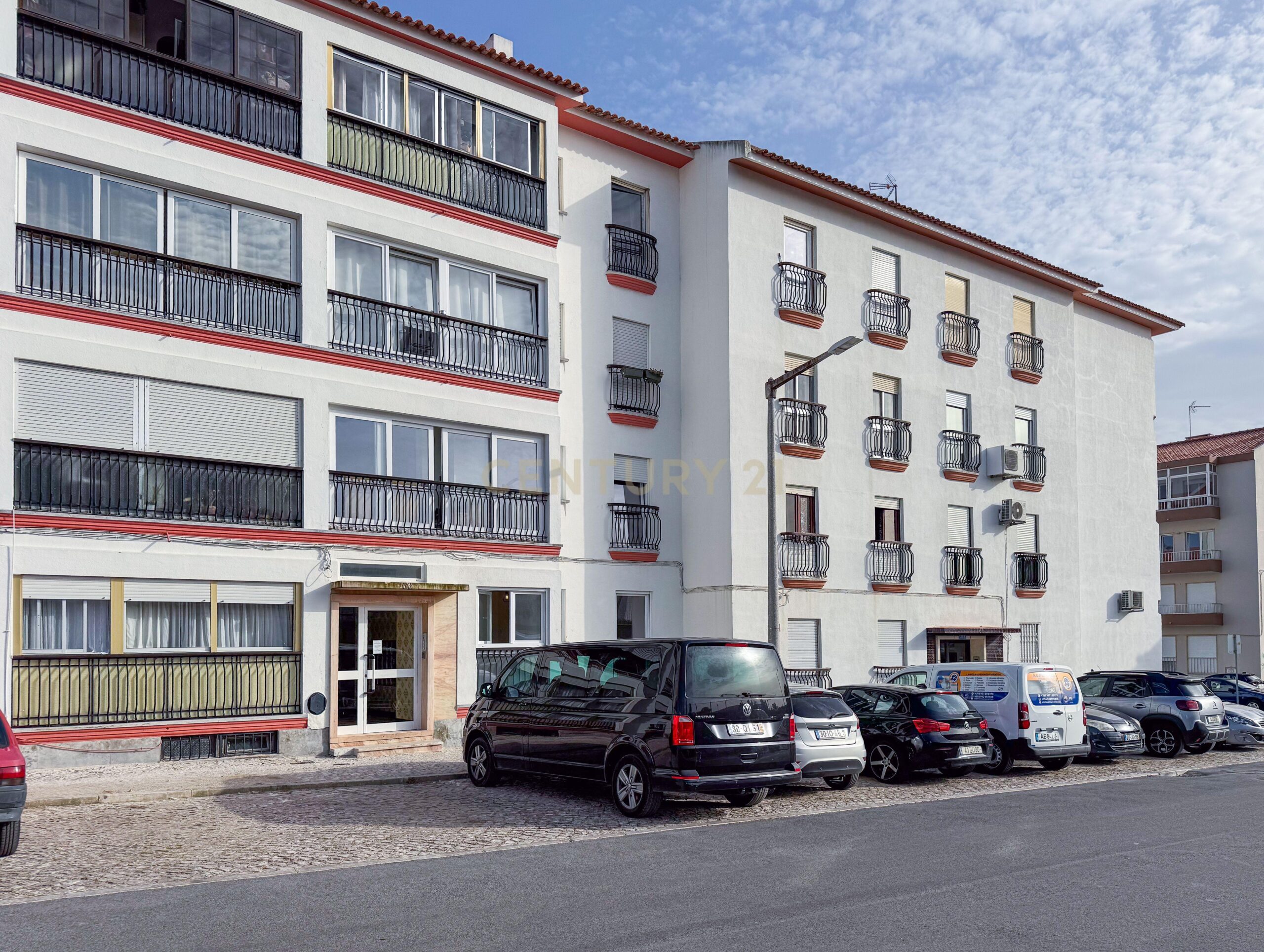 Newly Renovated T1 Apartment in Parede - image 27