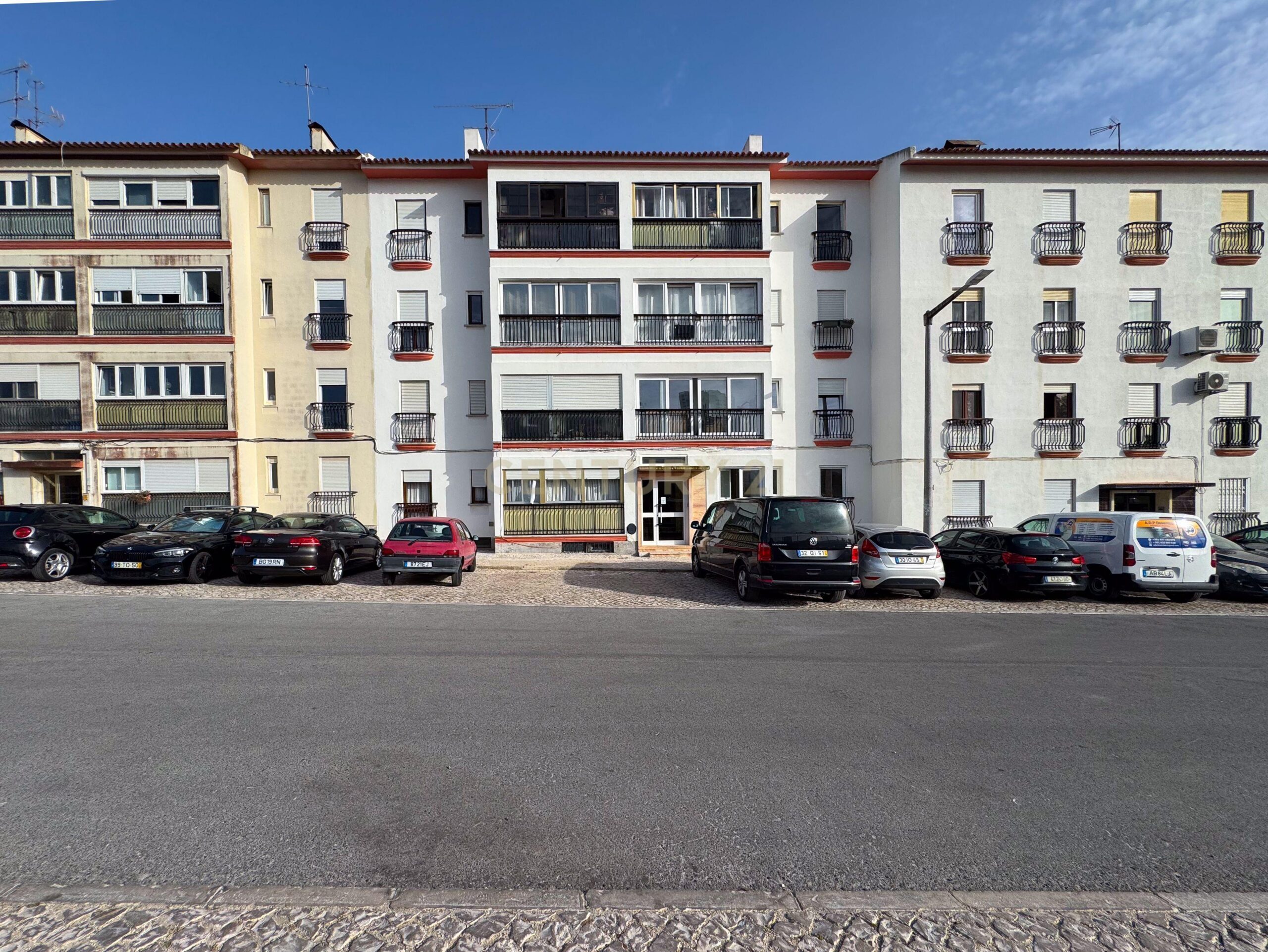 Newly Renovated T1 Apartment in Parede - image 28
