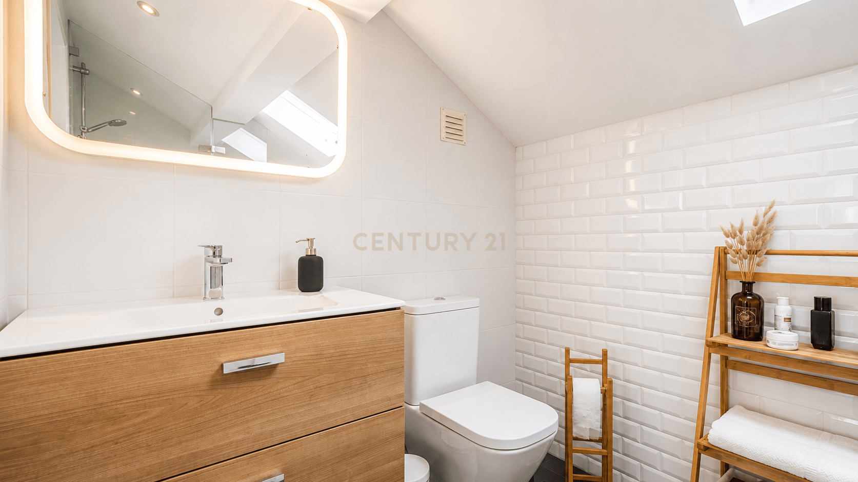 Renovated T2 Apartment in Ajuda, Lisbon - image 10