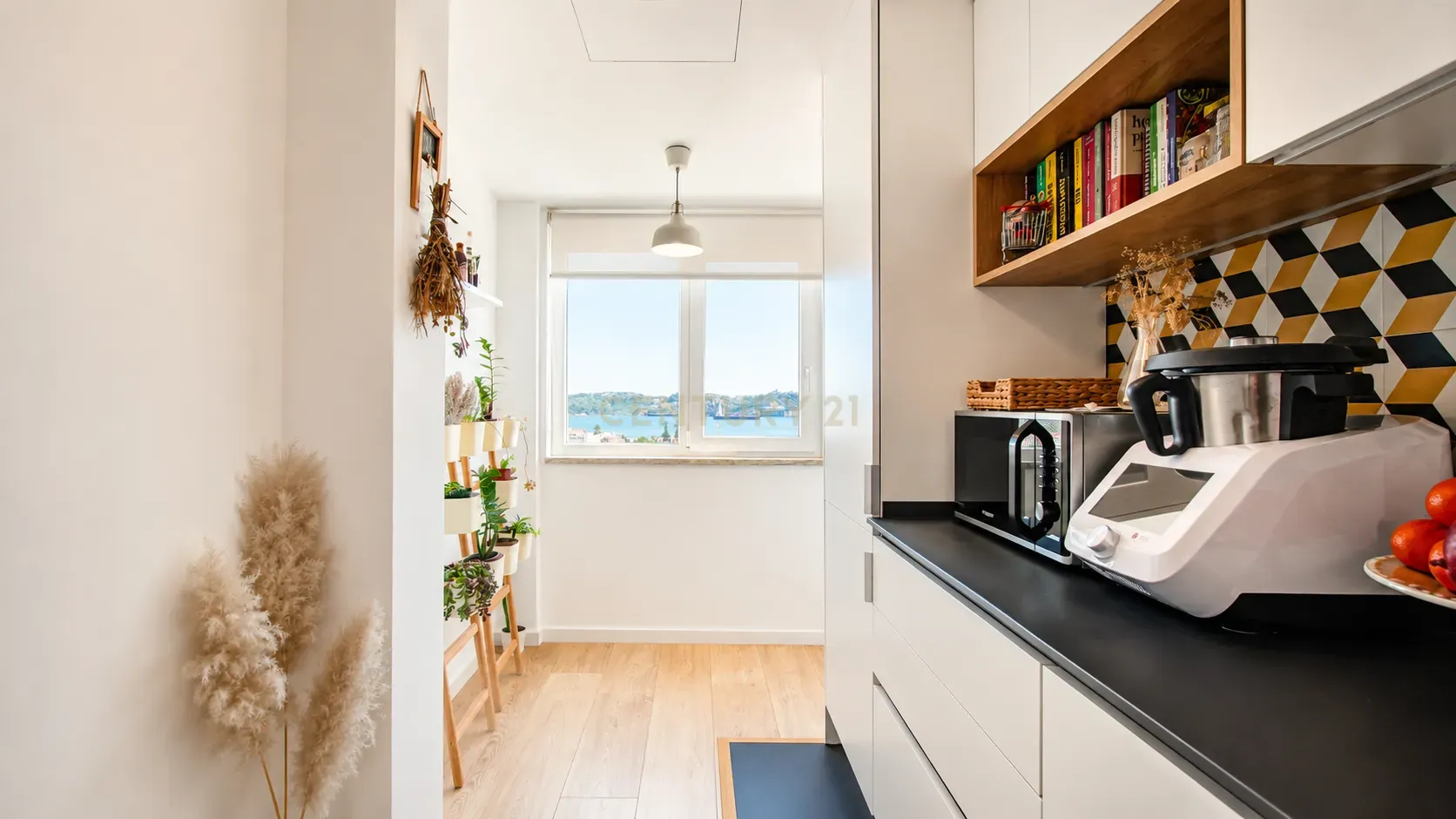 Renovated T2 Apartment in Ajuda, Lisbon - image 17