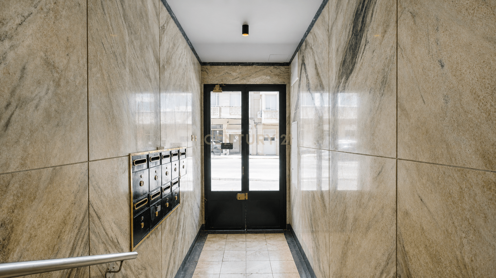 Renovated T2 Apartment in Ajuda, Lisbon - image 33