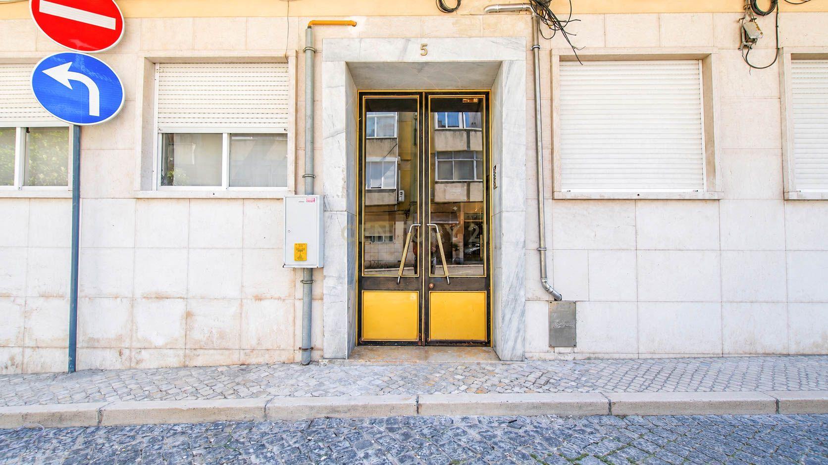 Renovated T2 Apartment in Ajuda, Lisbon - image 34