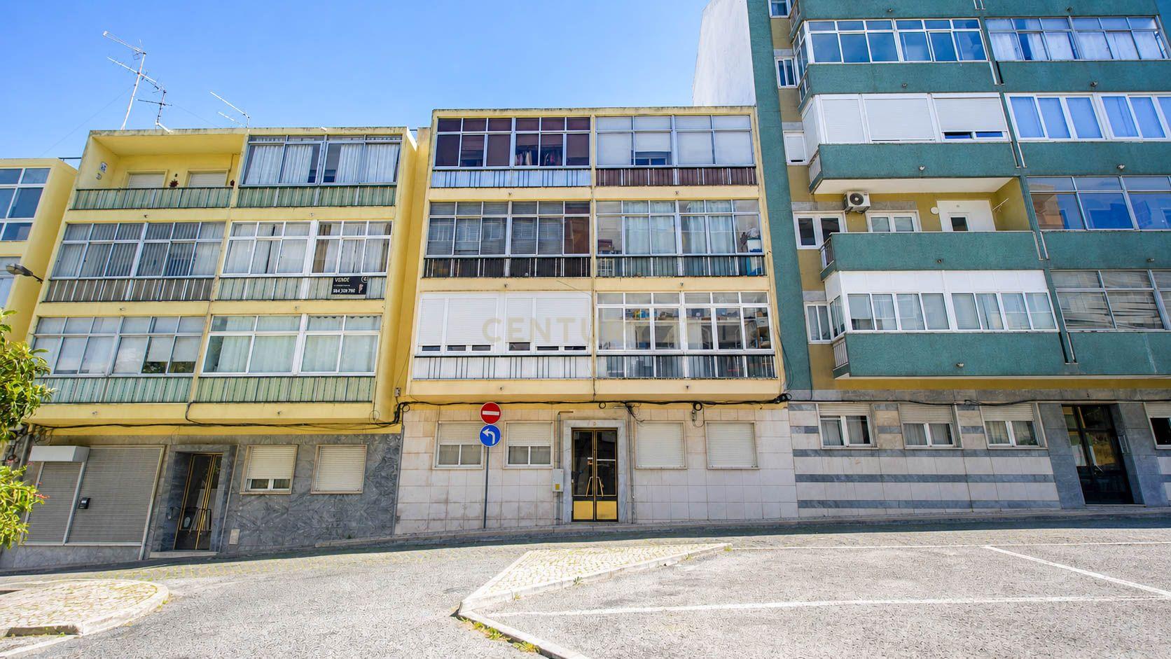 Renovated T2 Apartment in Ajuda, Lisbon - image 35