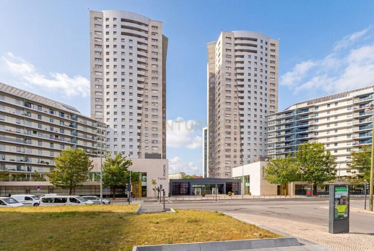 T2 Apartment in Twin Towers with Garage - image 01