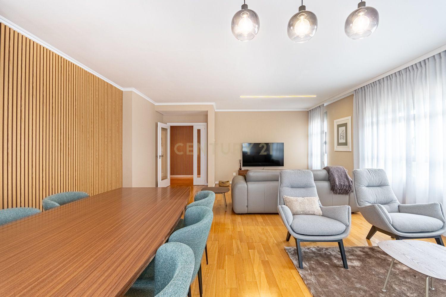 T2 Apartment in Twin Towers with Garage - image 03