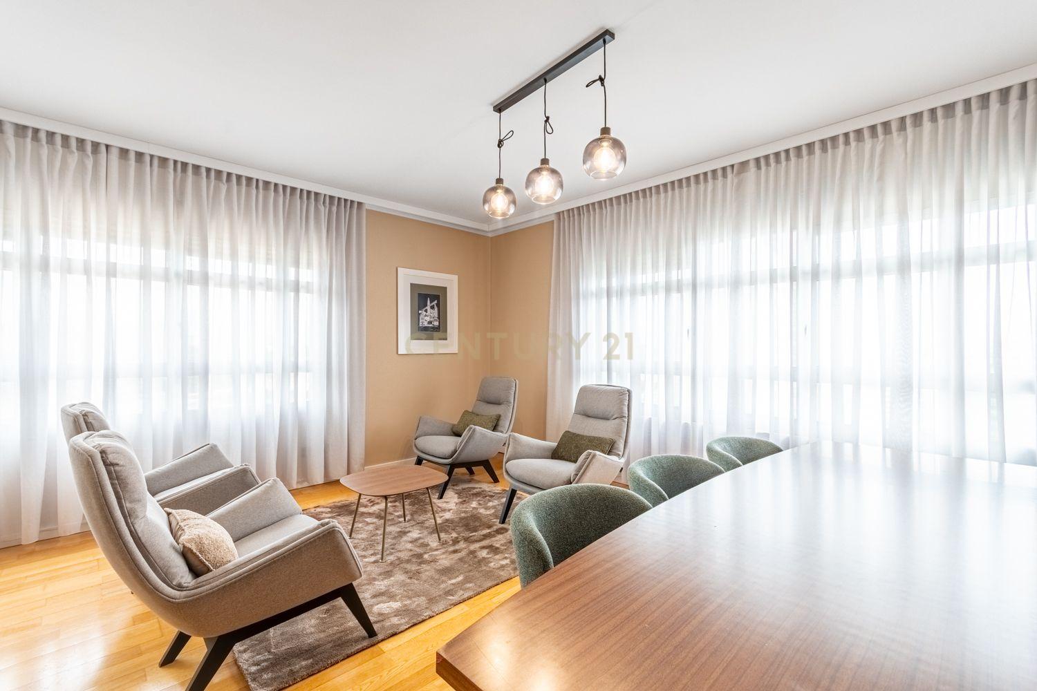 T2 Apartment in Twin Towers with Garage - image 04