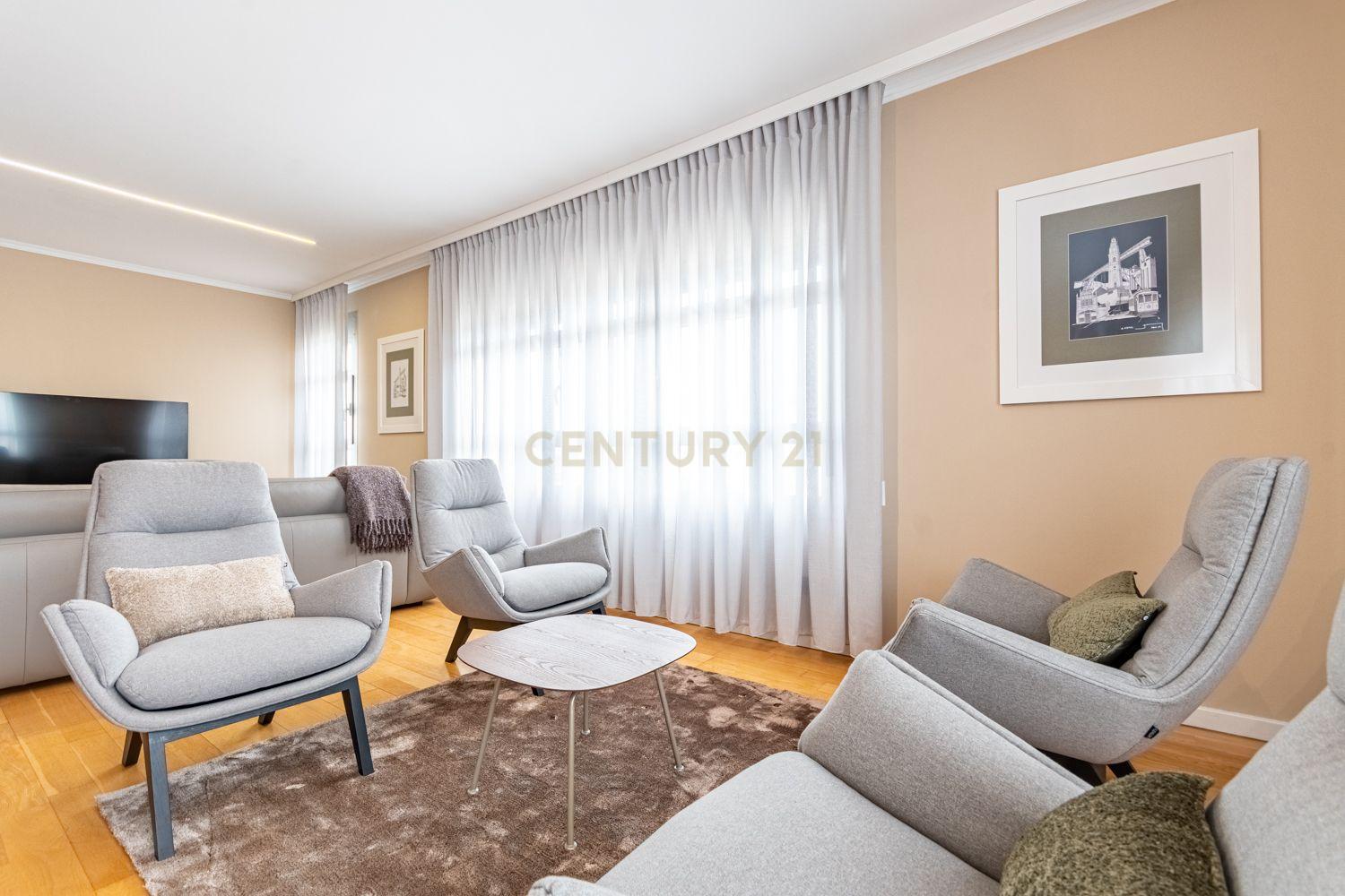 T2 Apartment in Twin Towers with Garage - image 05