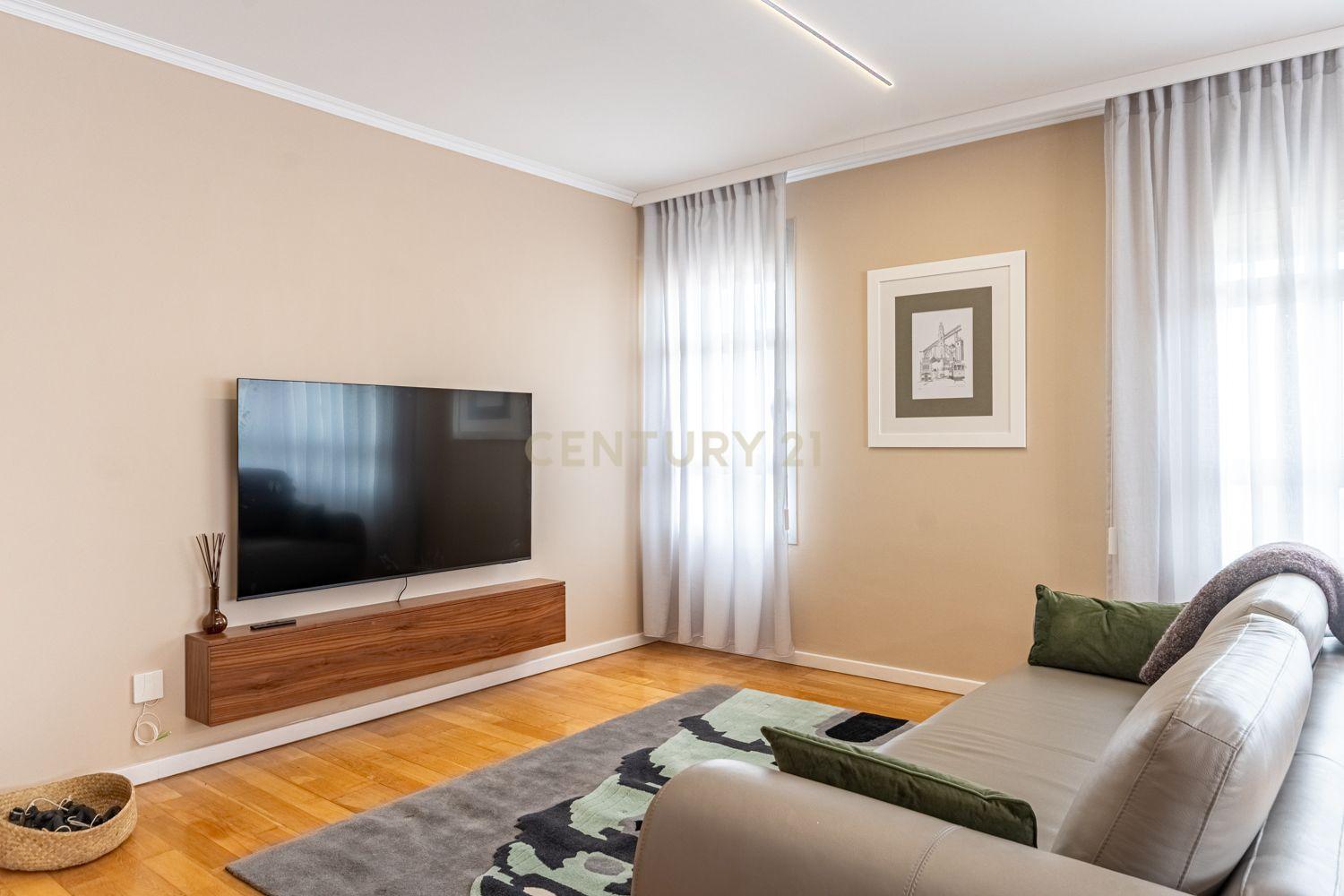 T2 Apartment in Twin Towers with Garage - image 06