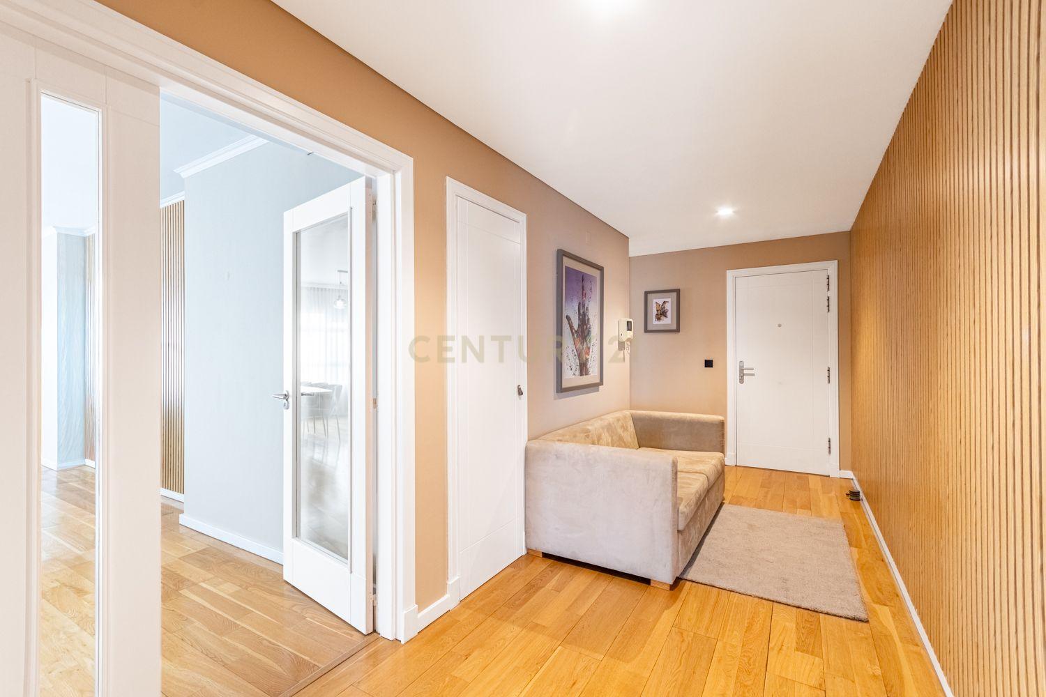 T2 Apartment in Twin Towers with Garage - image 08