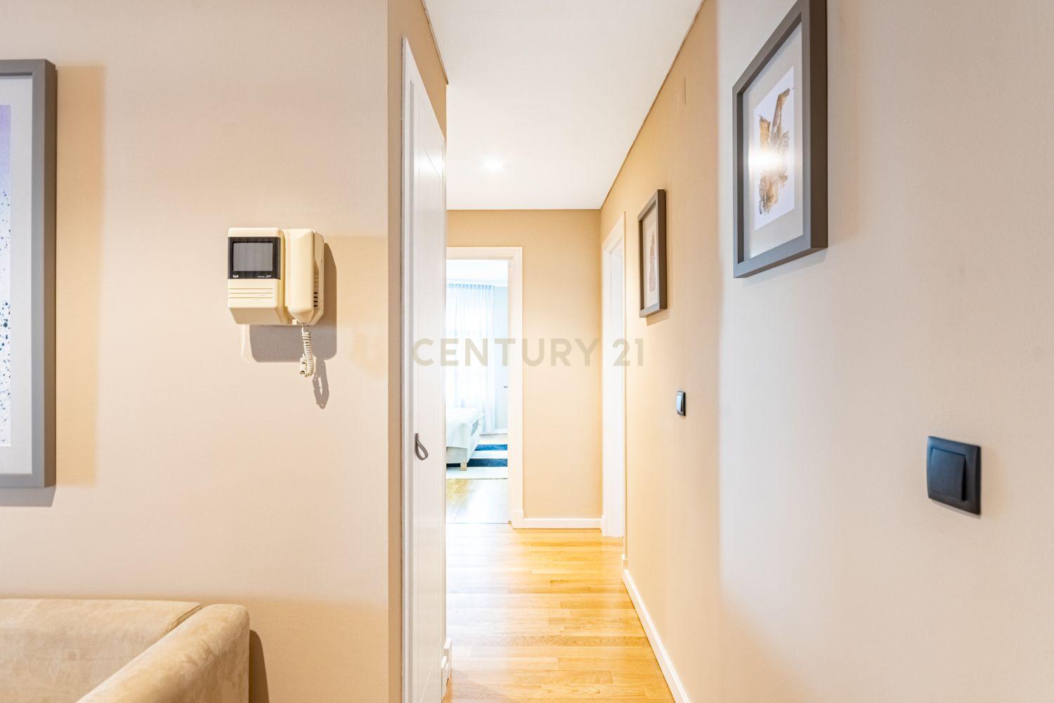 T2 Apartment in Twin Towers with Garage - image 09