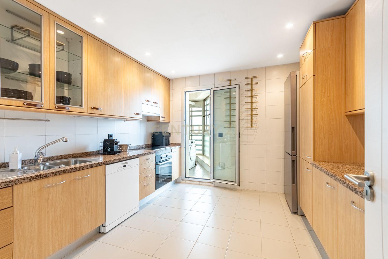 T2 Apartment in Twin Towers with Garage - image 18