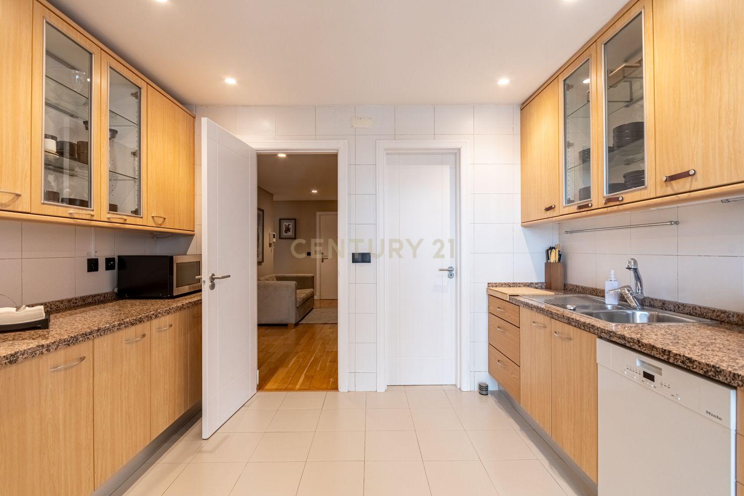 T2 Apartment in Twin Towers with Garage - image 19