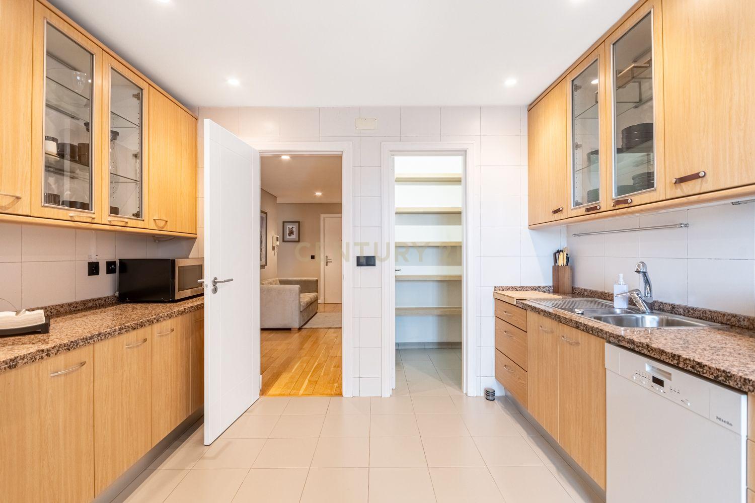 T2 Apartment in Twin Towers with Garage - image 20