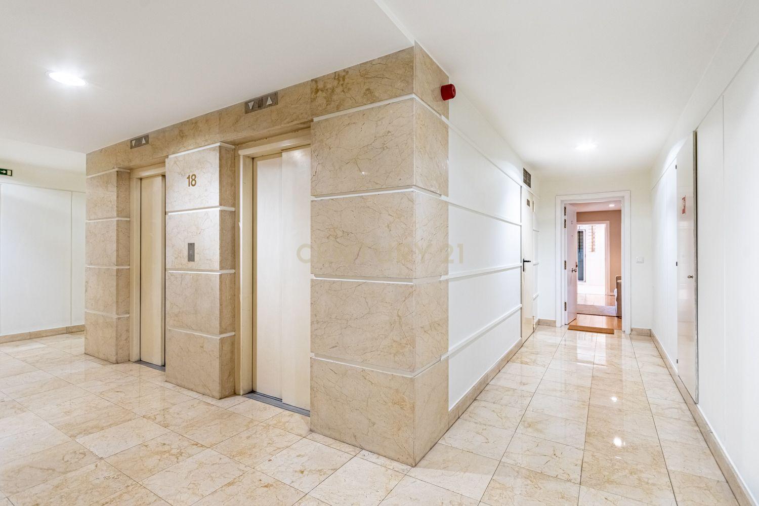 T2 Apartment in Twin Towers with Garage - image 22