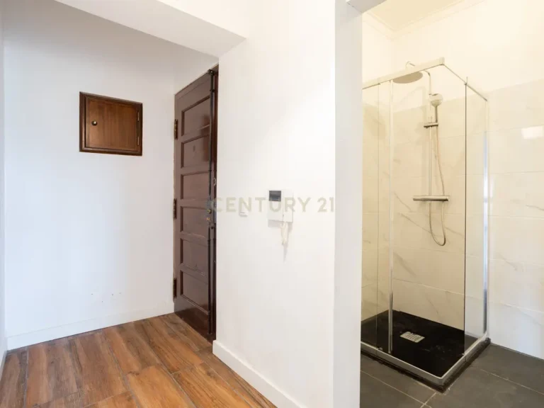 T2 Apartment in Massamá e Monte Abraão, Sintra - image 01