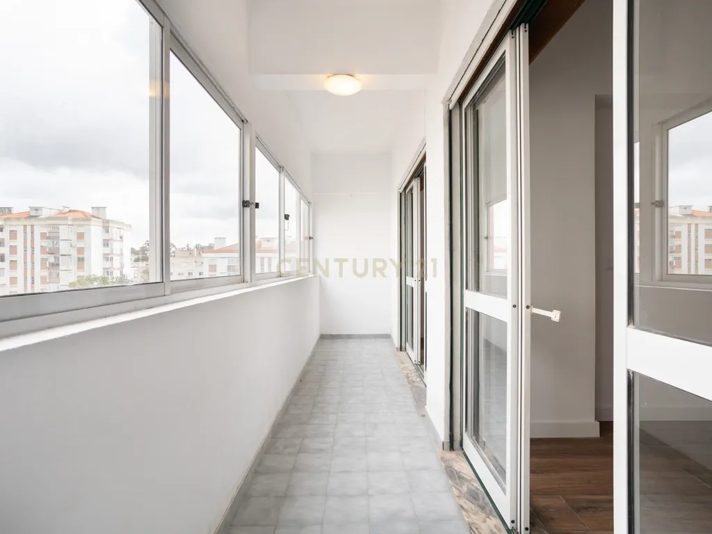 T2 Apartment in Massamá e Monte Abraão, Sintra - image 02