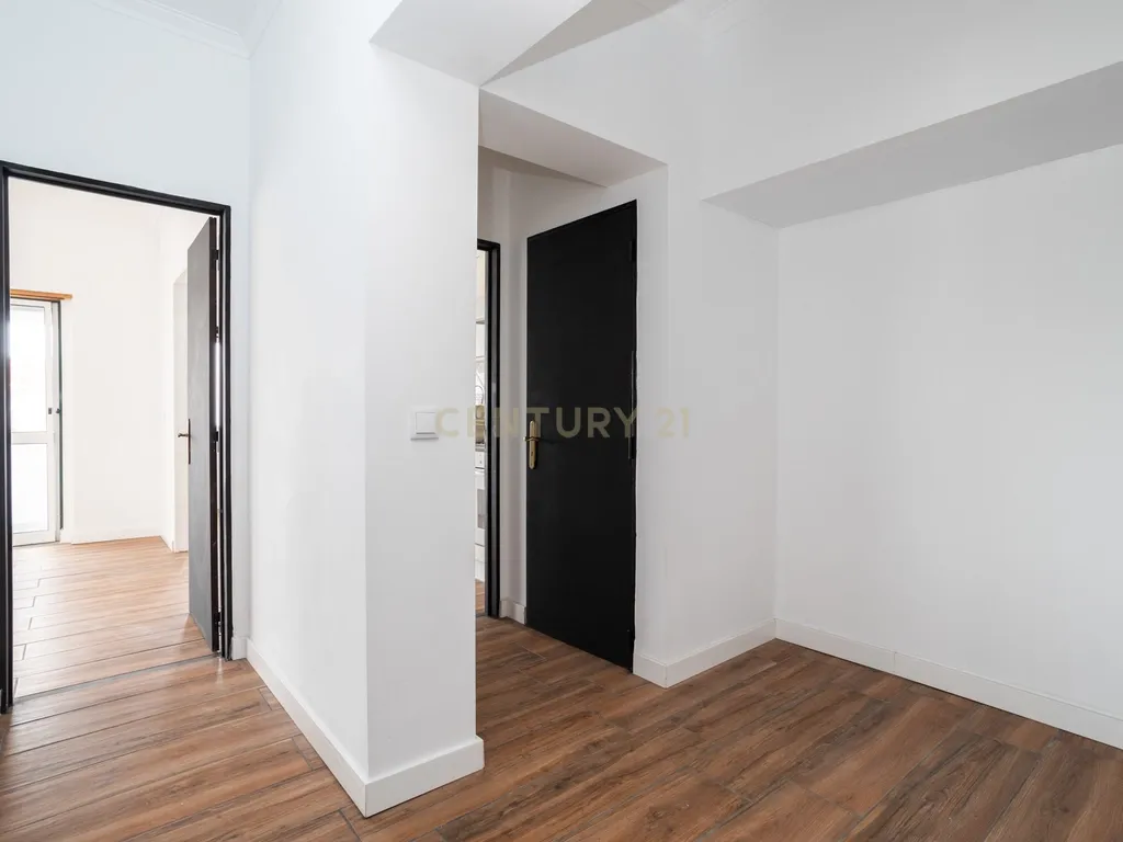 T2 Apartment in Massamá e Monte Abraão, Sintra - image 03