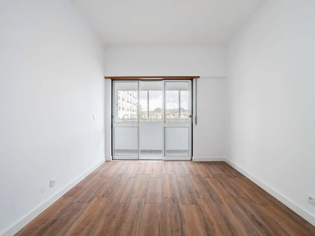 T2 Apartment in Massamá e Monte Abraão, Sintra - image 05