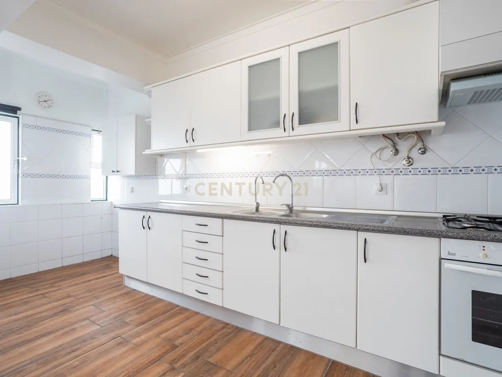 T2 Apartment in Massamá e Monte Abraão, Sintra - image 07